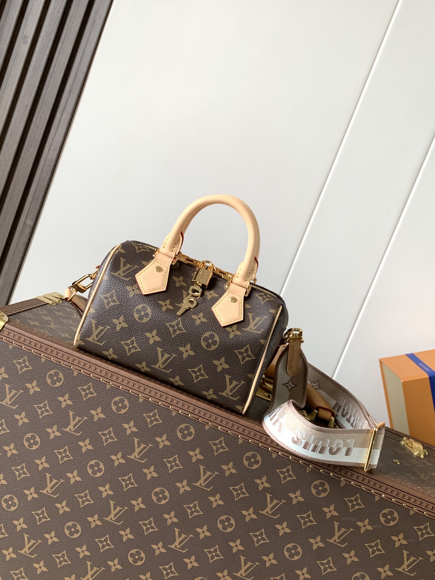 Louis Vuitton 本款 Speedy Bandoulière 20 手袋向品牌 旅行袋汲取灵感 为 Monogram 帆布勾勒牛皮革饰边