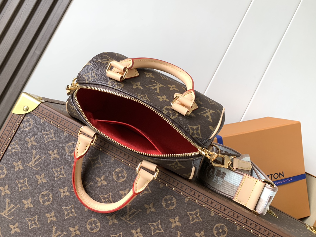 Louis Vuitton 本款 Speedy Bandoulière 20 手袋向品牌 旅行袋汲取灵感 为 Monogram 帆布勾勒牛皮革饰边