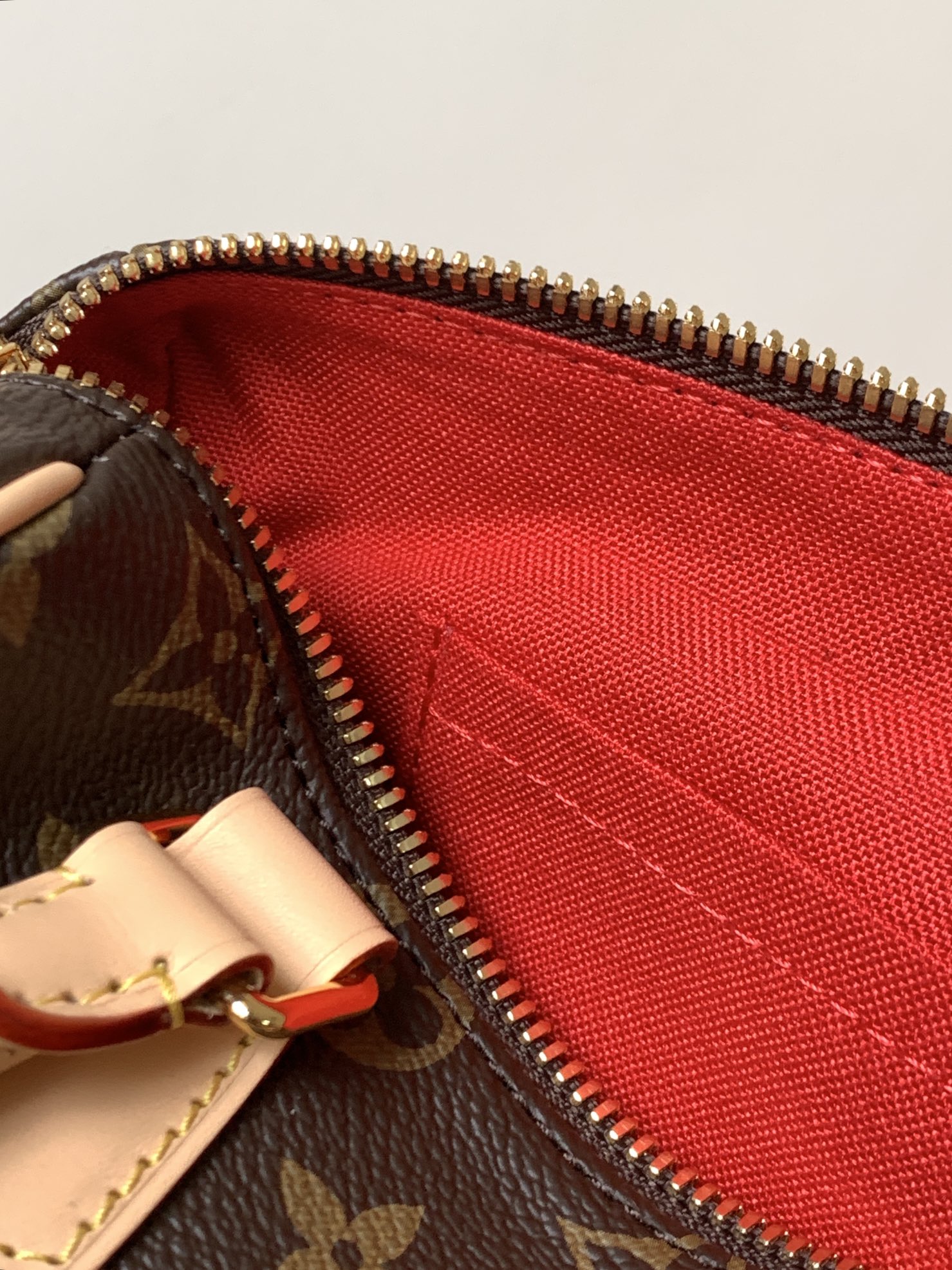 Louis Vuitton 本款 Speedy Bandoulière 20 手袋向品牌 旅行袋汲取灵感 为 Monogram 帆布勾勒牛皮革饰边