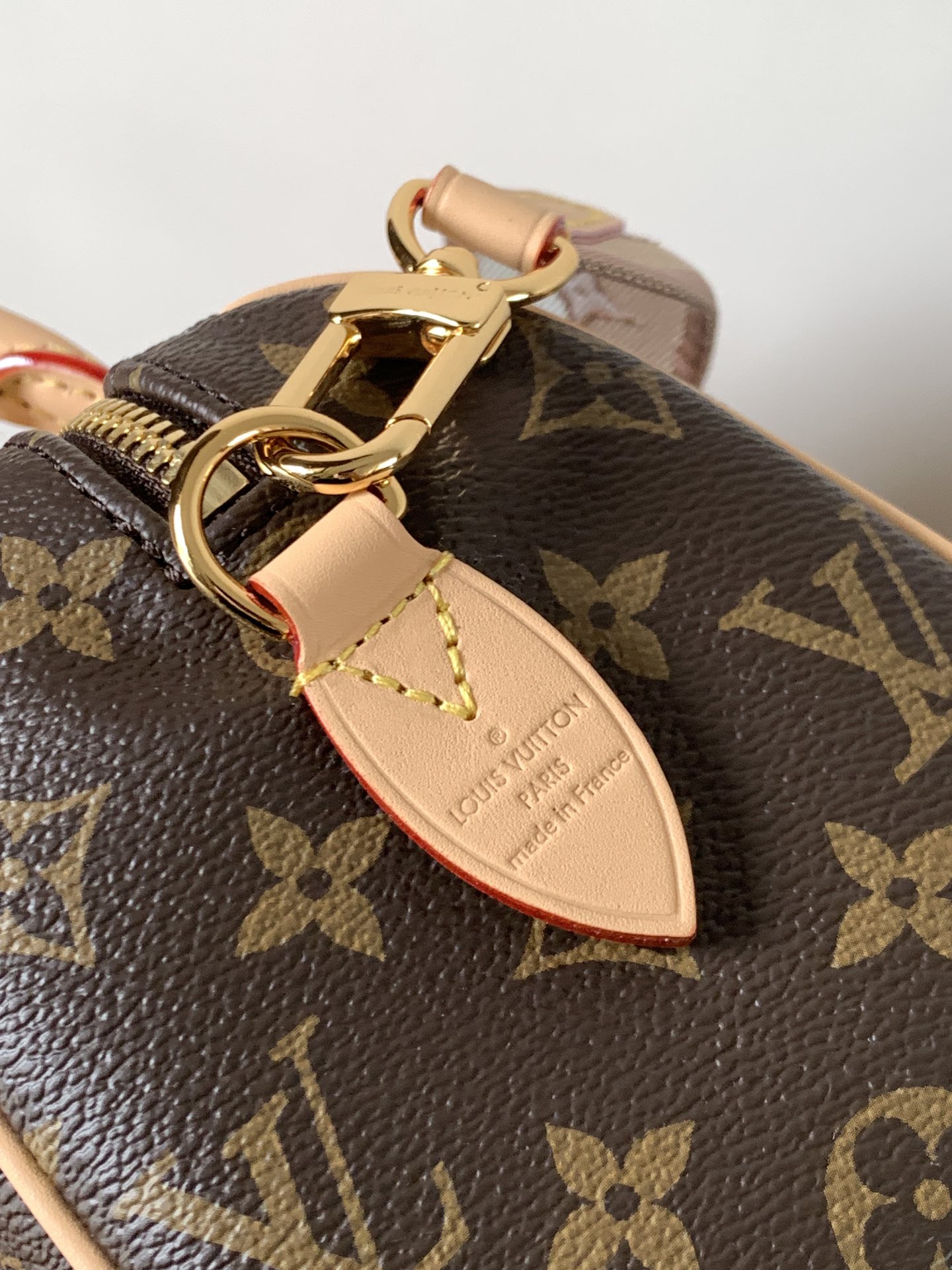 Louis Vuitton 本款 Speedy Bandoulière 20 手袋向品牌 旅行袋汲取灵感 为 Monogram 帆布勾勒牛皮革饰边