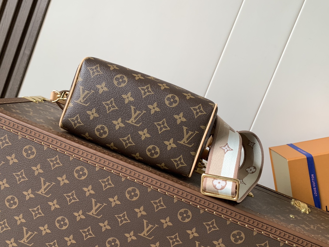 Louis Vuitton 本款 Speedy Bandoulière 20 手袋向品牌 旅行袋汲取灵感 为 Monogram 帆布勾勒牛皮革饰边