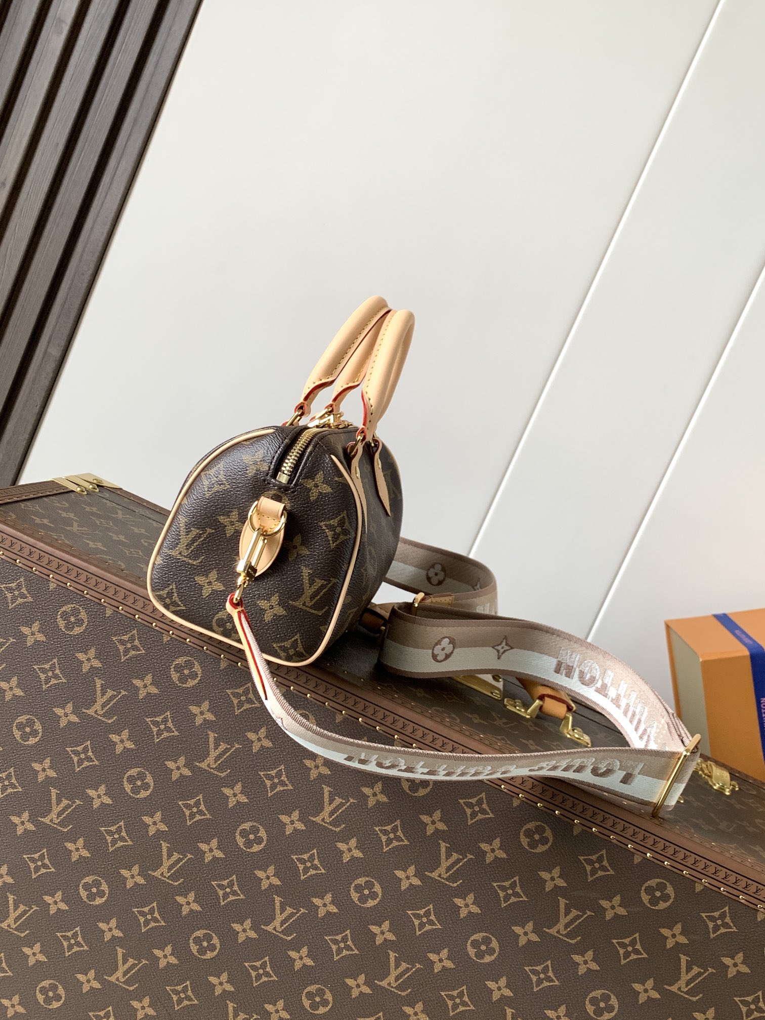 Louis Vuitton 本款 Speedy Bandoulière 20 手袋向品牌 旅行袋汲取灵感 为 Monogram 帆布勾勒牛皮革饰边