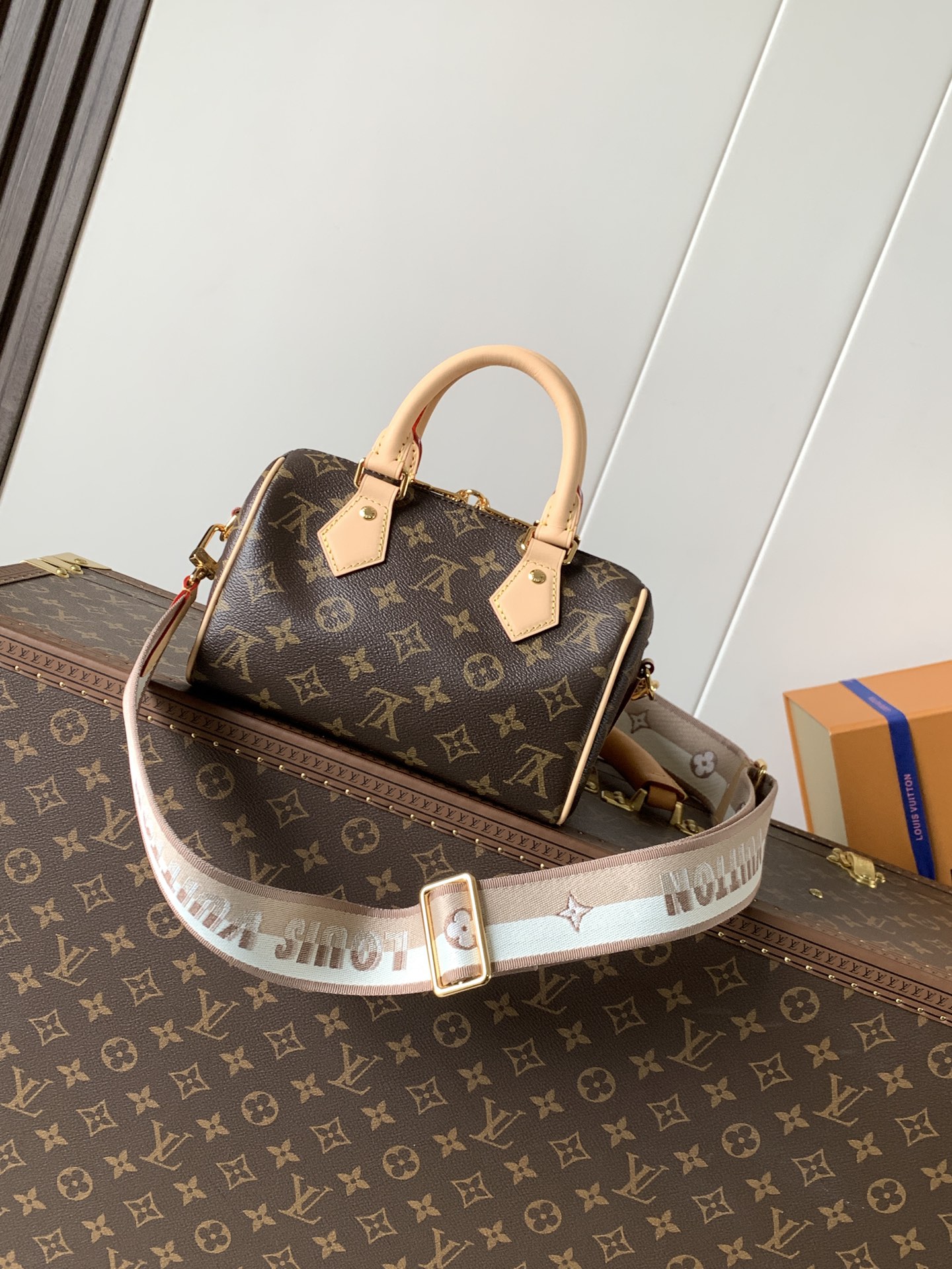 Louis Vuitton 本款 Speedy Bandoulière 20 手袋向品牌 旅行袋汲取灵感 为 Monogram 帆布勾勒牛皮革饰边