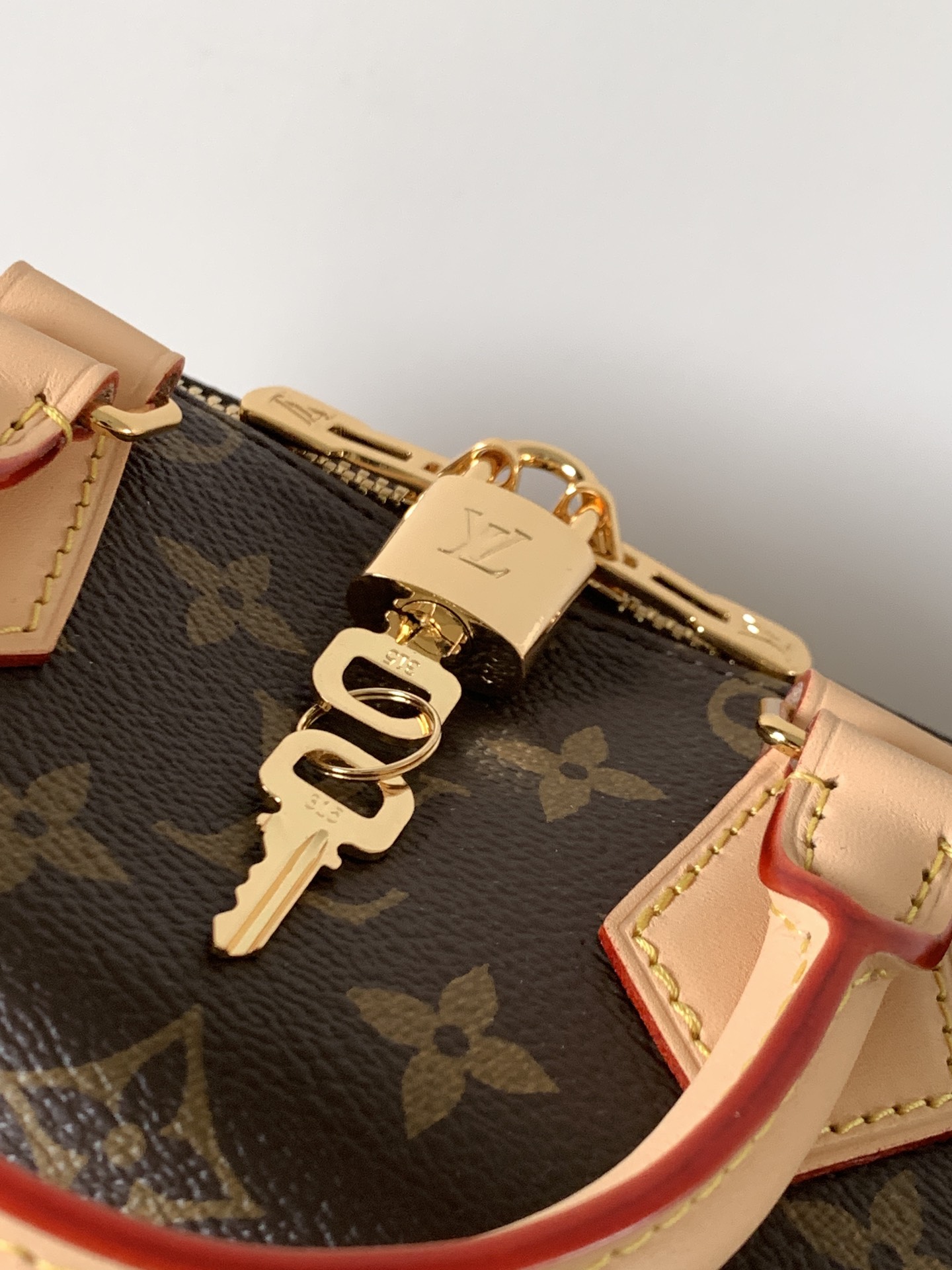 Louis Vuitton 本款 Speedy Bandoulière 20 手袋向品牌 旅行袋汲取灵感 为 Monogram 帆布勾勒牛皮革饰边