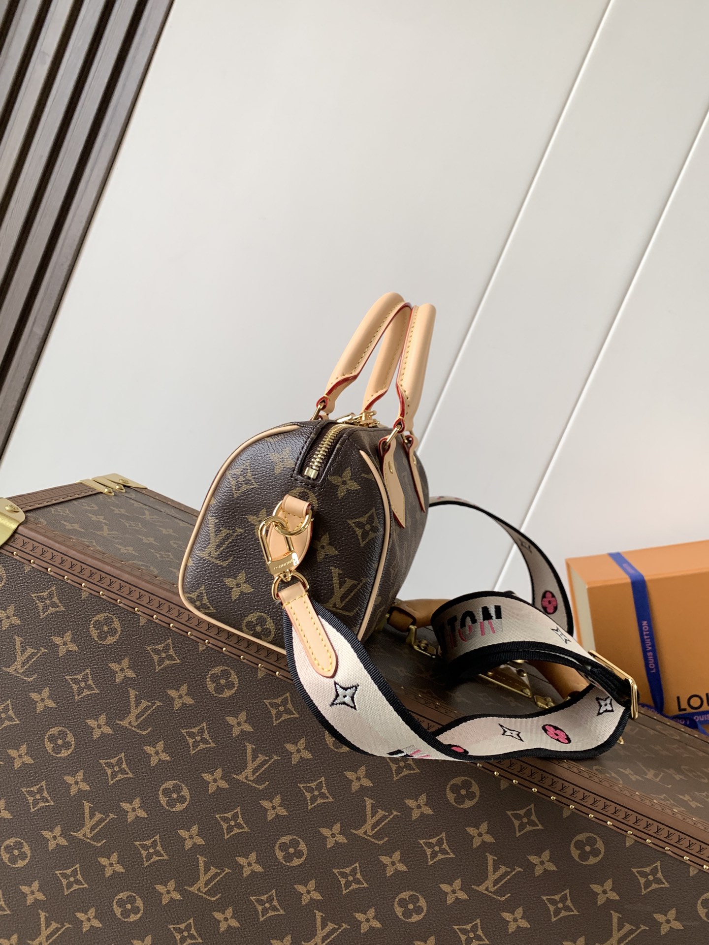 Louis Vuitton 本款 Speedy Bandoulière 20 手袋向品牌 旅行袋汲取灵感 为 Monogram 帆布勾勒牛皮革饰边