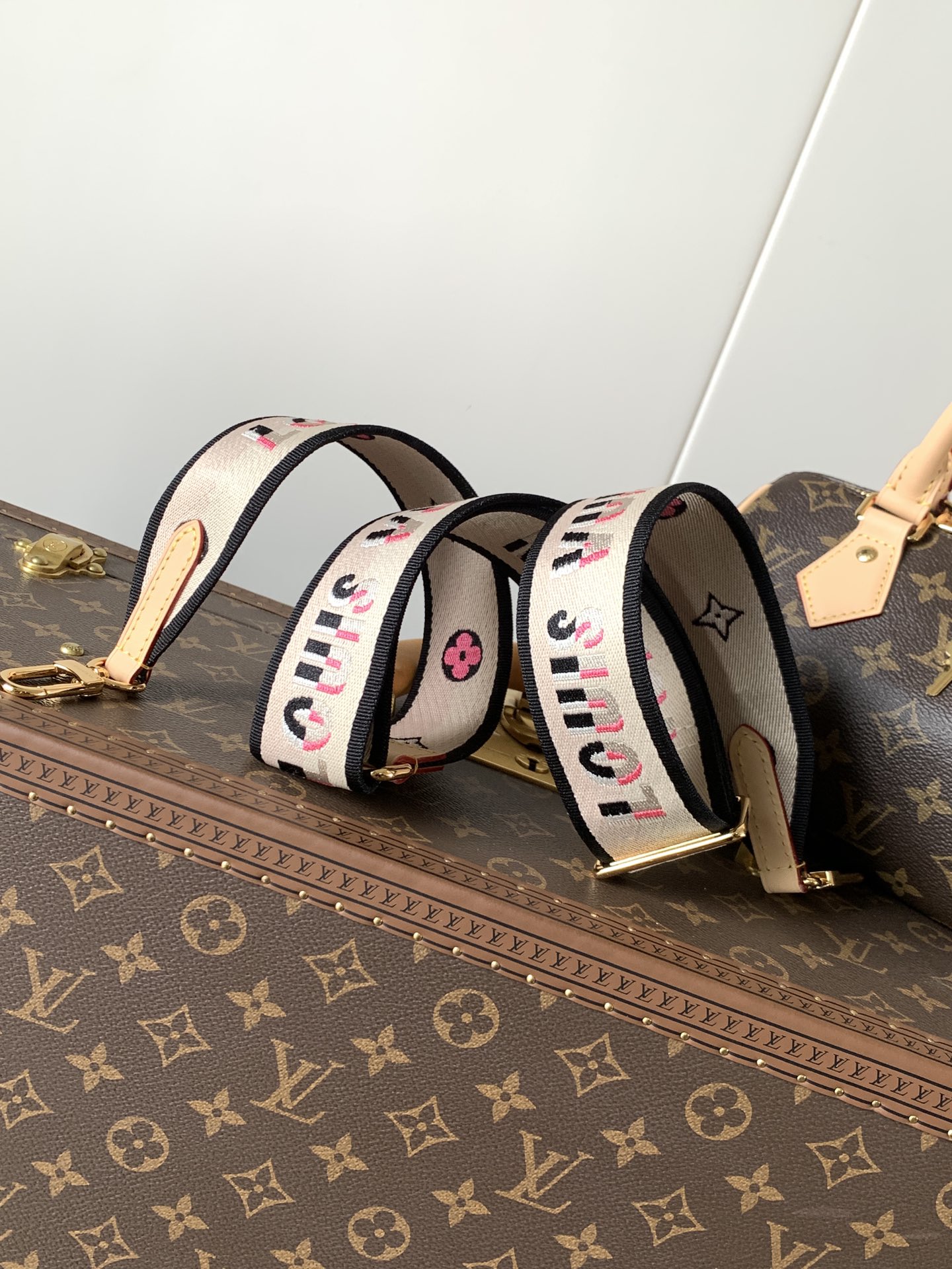 Louis Vuitton 本款 Speedy Bandoulière 20 手袋向品牌 旅行袋汲取灵感 为 Monogram 帆布勾勒牛皮革饰边