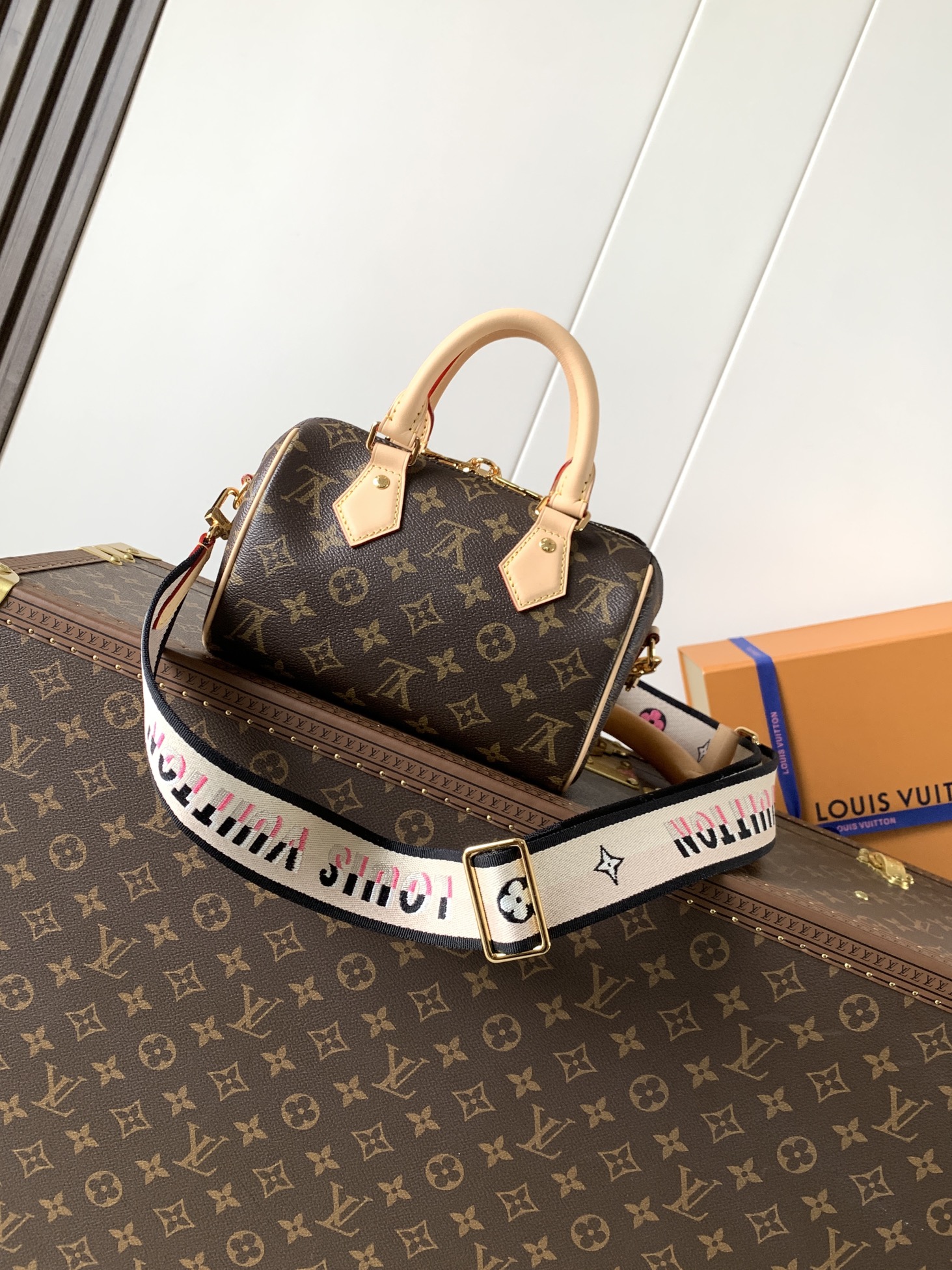 Louis Vuitton 本款 Speedy Bandoulière 20 手袋向品牌 旅行袋汲取灵感 为 Monogram 帆布勾勒牛皮革饰边