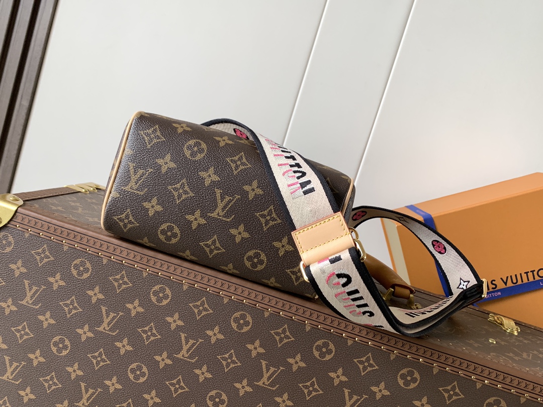 Louis Vuitton 本款 Speedy Bandoulière 20 手袋向品牌 旅行袋汲取灵感 为 Monogram 帆布勾勒牛皮革饰边