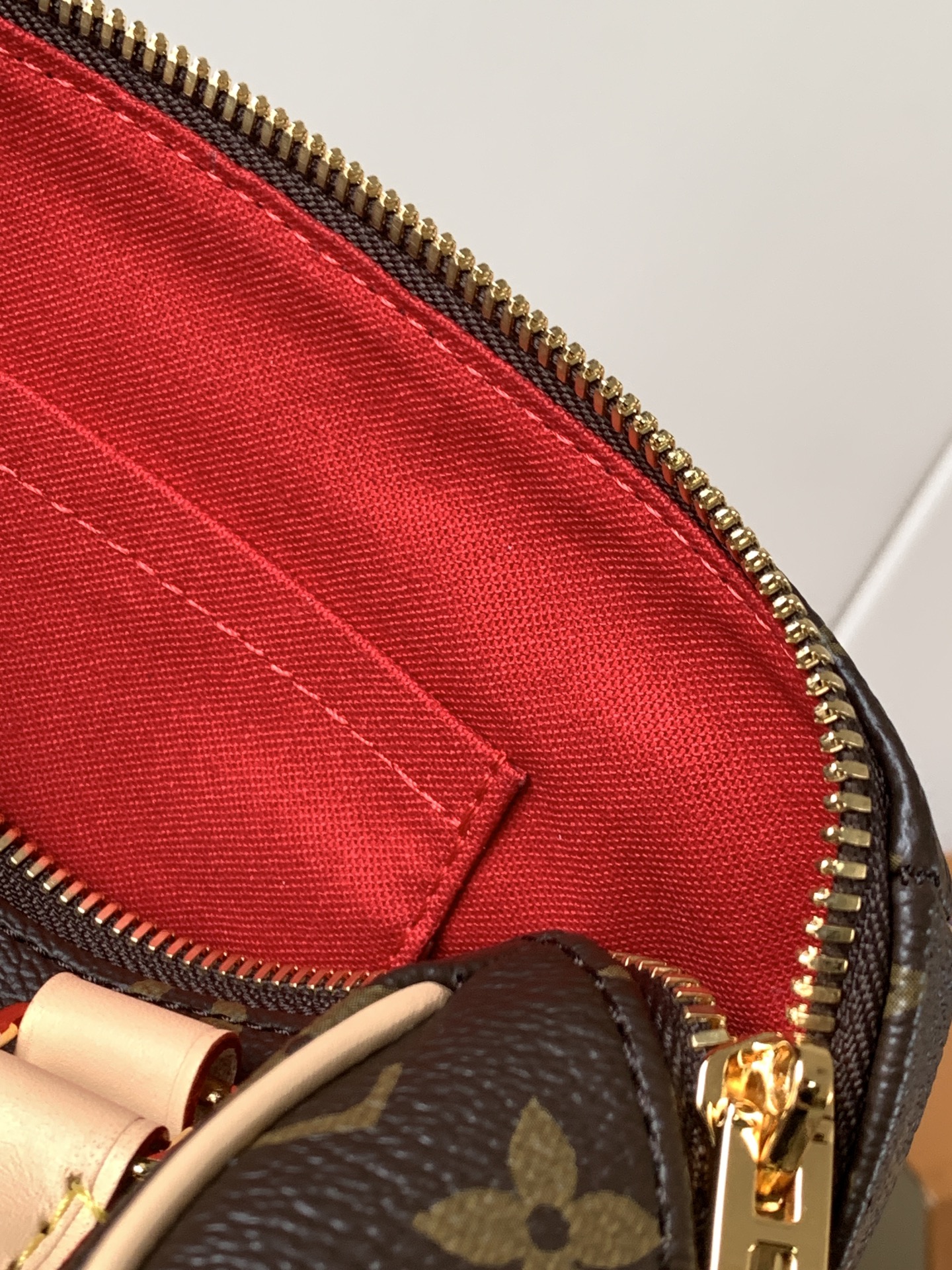 Louis Vuitton 本款 Speedy Bandoulière 20 手袋向品牌 旅行袋汲取灵感 为 Monogram 帆布勾勒牛皮革饰边