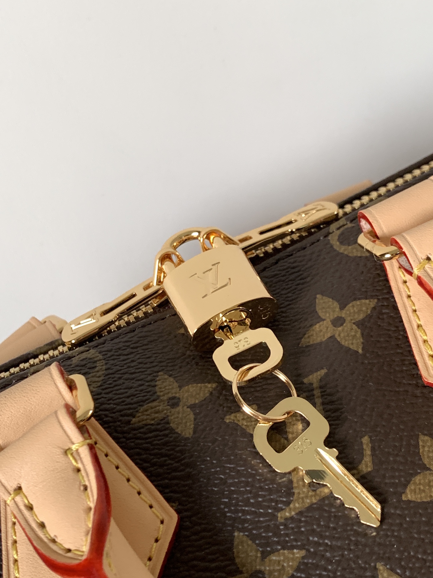 Louis Vuitton 本款 Speedy Bandoulière 20 手袋向品牌 旅行袋汲取灵感 为 Monogram 帆布勾勒牛皮革饰边