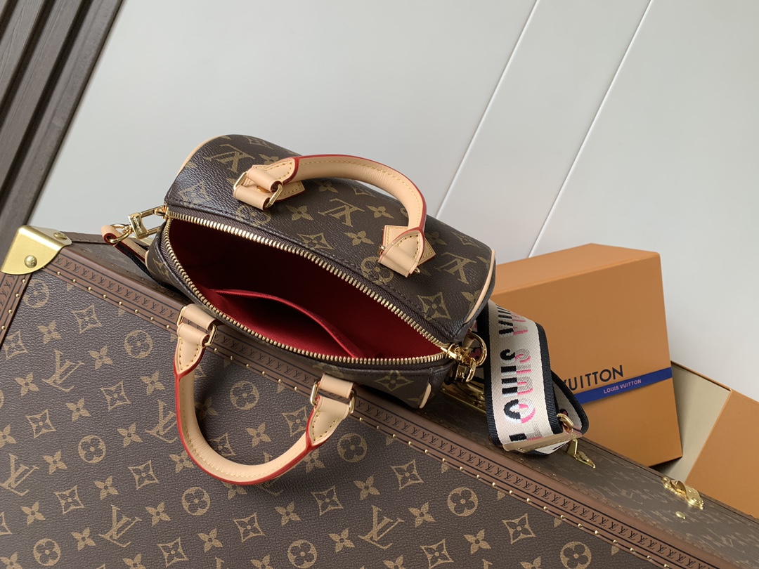 Louis Vuitton 本款 Speedy Bandoulière 20 手袋向品牌 旅行袋汲取灵感 为 Monogram 帆布勾勒牛皮革饰边