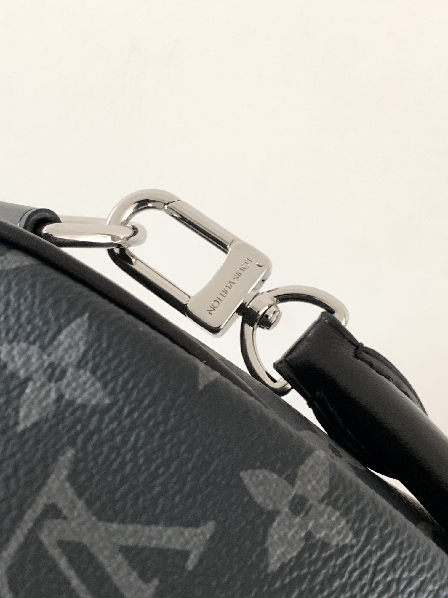 💰580顶级原单，变码芯片M15102
本款 Speedy Soft 30 手袋出自 LV Ski 系列，以 Monogram Eclipse 帆布焕新经典设计。双链条、褶皱皮革钥匙包和标志性挂锁彰显华美细节，恰宜尺寸可容纳平板电脑和其他日常所需。

21 x 17 x 30 厘米 
(高 x 宽 x 长度)
Monogram Eclipse 图案
涂层帆布
牛皮革饰边
粒面牛皮革内衬
莹泽和耀目金属件
双拉链开合
拉链内袋
可拆卸双链条
钥匙包
可收纳 9 寸平板电脑、6.7 寸智能手机、耳机、Zippy 钱夹、钥匙、太阳眼镜和唇膏
肩带：可拆卸，不可调节
包带半长：24.0 厘米
手柄：双手柄