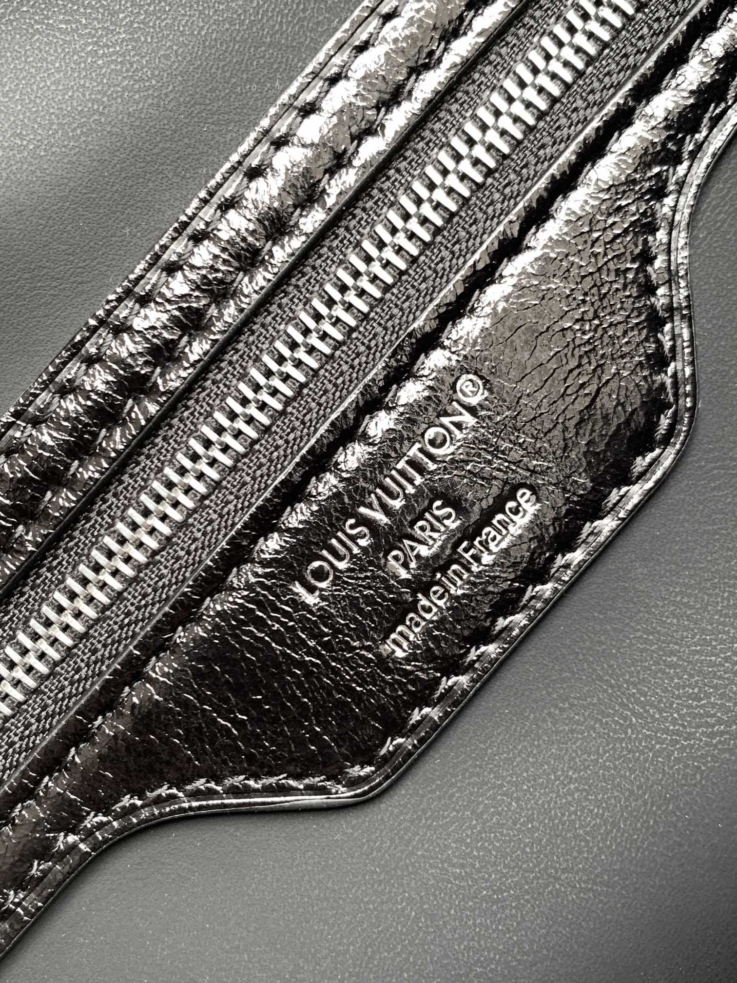 💰580顶级原单，变码芯片M15102
本款 Speedy Soft 30 手袋出自 LV Ski 系列，以 Monogram Eclipse 帆布焕新经典设计。双链条、褶皱皮革钥匙包和标志性挂锁彰显华美细节，恰宜尺寸可容纳平板电脑和其他日常所需。

21 x 17 x 30 厘米 
(高 x 宽 x 长度)
Monogram Eclipse 图案
涂层帆布
牛皮革饰边
粒面牛皮革内衬
莹泽和耀目金属件
双拉链开合
拉链内袋
可拆卸双链条
钥匙包
可收纳 9 寸平板电脑、6.7 寸智能手机、耳机、Zippy 钱夹、钥匙、太阳眼镜和唇膏
肩带：可拆卸，不可调节
包带半长：24.0 厘米
手柄：双手柄