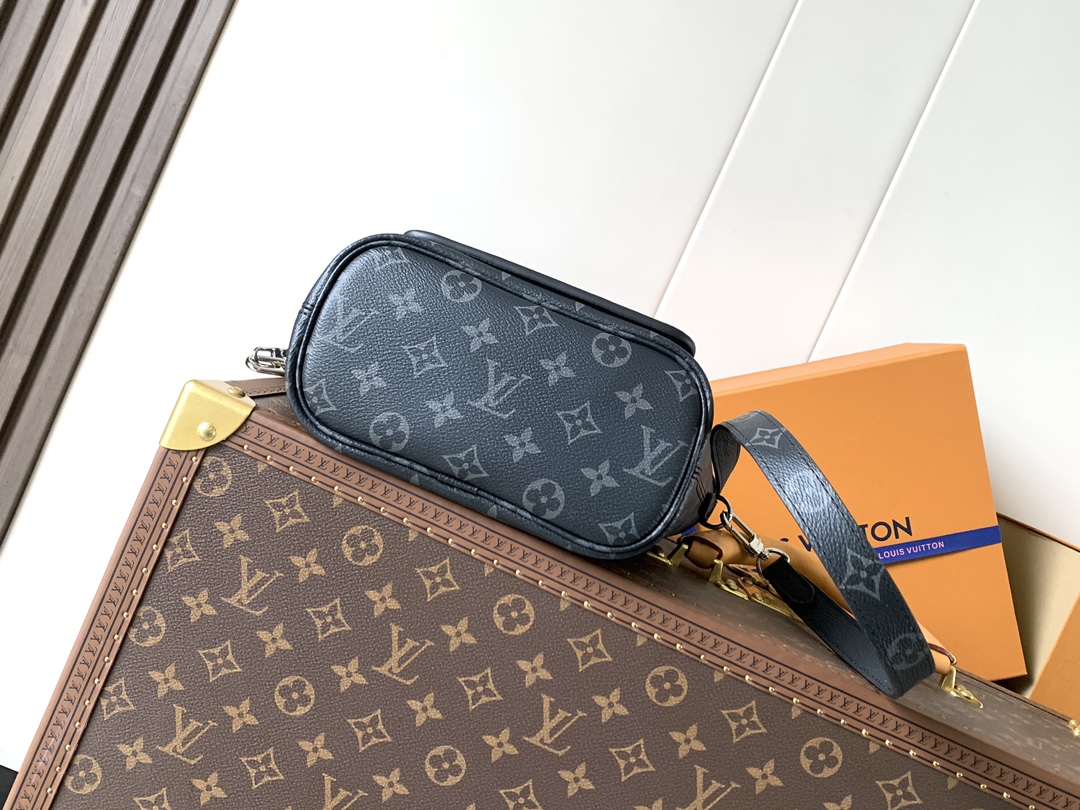 💰550 顶级原单，变码芯片
M15210黑花
M25656紫色M12106玫红 
M12099黑色 M12109卡其
Neverfull Bandoulière Inside Out BB 手袋本季演绎经典设计的双面版本，以标志性 Monogram 帆布和粒面皮革分饰正反面。可拆卸拉链袋既可单独使用，亦可悬挂于外部。可拆卸肩带方便斜挎，耀目金属件再添考究细节。

16.5 x 11 x 26.5 厘米 
(高 x 宽 x 长度)
牛皮革 / Monogram 涂层帆布
粒面牛皮革和涂层帆布
牛皮革饰边
金属件
可拆卸拉链袋
钩扣开合
肩带：可拆卸，不可调节
包带半长：50.0 厘米
手柄：双手柄
本品产地为法国、西班牙、意大利和美国之一。