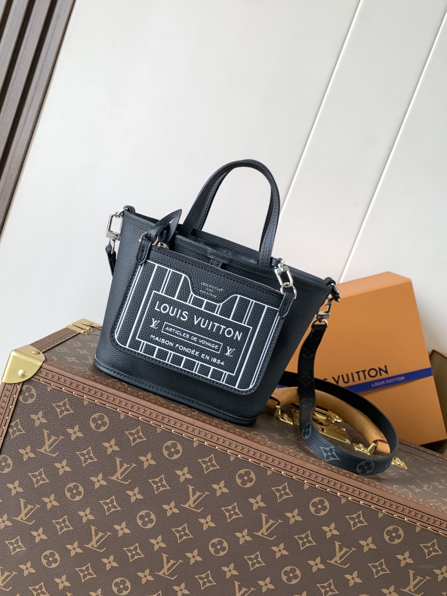 💰550 顶级原单，变码芯片
M15210黑花
M25656紫色M12106玫红 
M12099黑色 M12109卡其
Neverfull Bandoulière Inside Out BB 手袋本季演绎经典设计的双面版本，以标志性 Monogram 帆布和粒面皮革分饰正反面。可拆卸拉链袋既可单独使用，亦可悬挂于外部。可拆卸肩带方便斜挎，耀目金属件再添考究细节。

16.5 x 11 x 26.5 厘米 
(高 x 宽 x 长度)
牛皮革 / Monogram 涂层帆布
粒面牛皮革和涂层帆布
牛皮革饰边
金属件
可拆卸拉链袋
钩扣开合
肩带：可拆卸，不可调节
包带半长：50.0 厘米
手柄：双手柄
本品产地为法国、西班牙、意大利和美国之一。