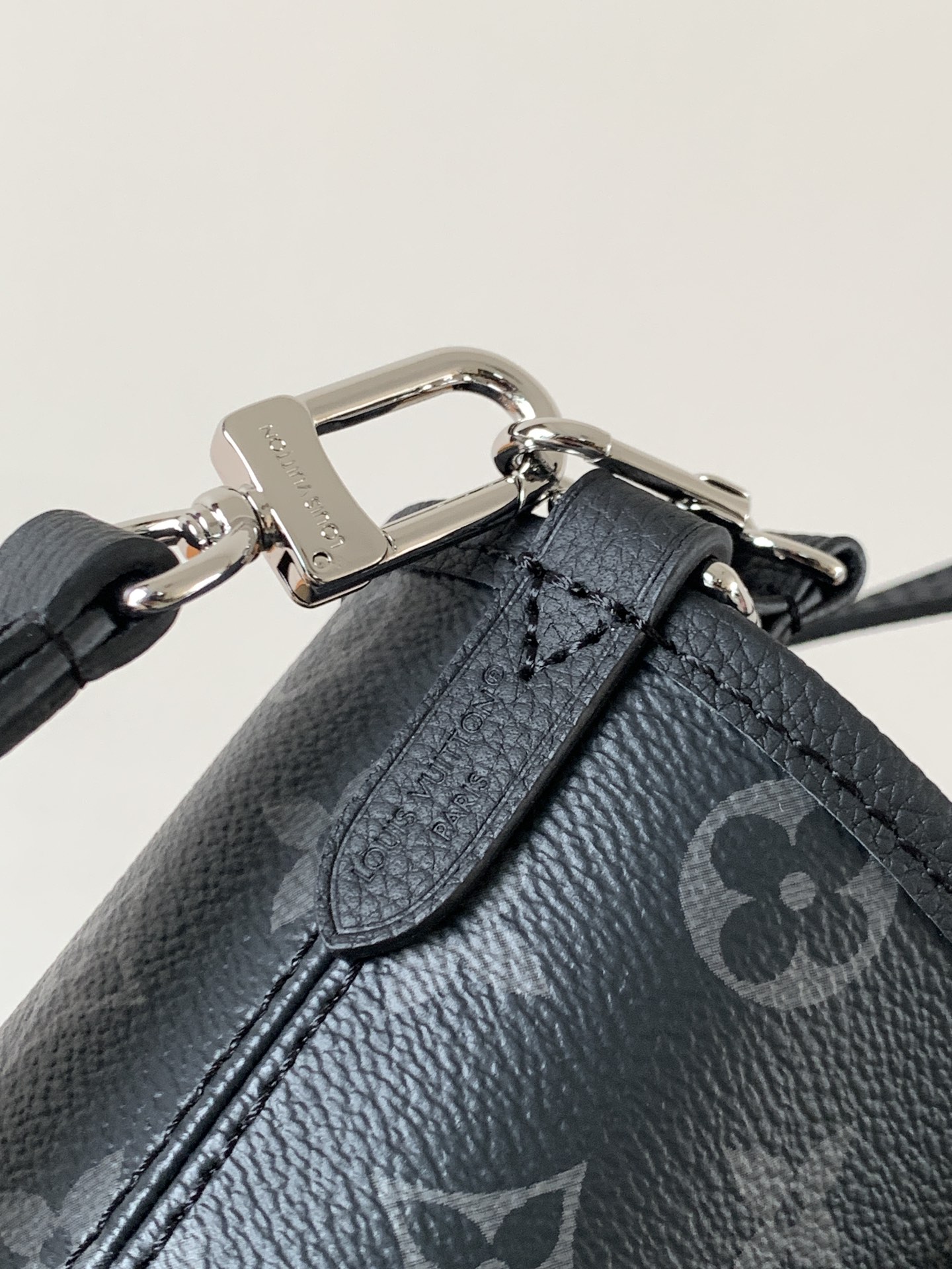 💰550 顶级原单，变码芯片
M15210黑花
M25656紫色M12106玫红 
M12099黑色 M12109卡其
Neverfull Bandoulière Inside Out BB 手袋本季演绎经典设计的双面版本，以标志性 Monogram 帆布和粒面皮革分饰正反面。可拆卸拉链袋既可单独使用，亦可悬挂于外部。可拆卸肩带方便斜挎，耀目金属件再添考究细节。

16.5 x 11 x 26.5 厘米 
(高 x 宽 x 长度)
牛皮革 / Monogram 涂层帆布
粒面牛皮革和涂层帆布
牛皮革饰边
金属件
可拆卸拉链袋
钩扣开合
肩带：可拆卸，不可调节
包带半长：50.0 厘米
手柄：双手柄
本品产地为法国、西班牙、意大利和美国之一。