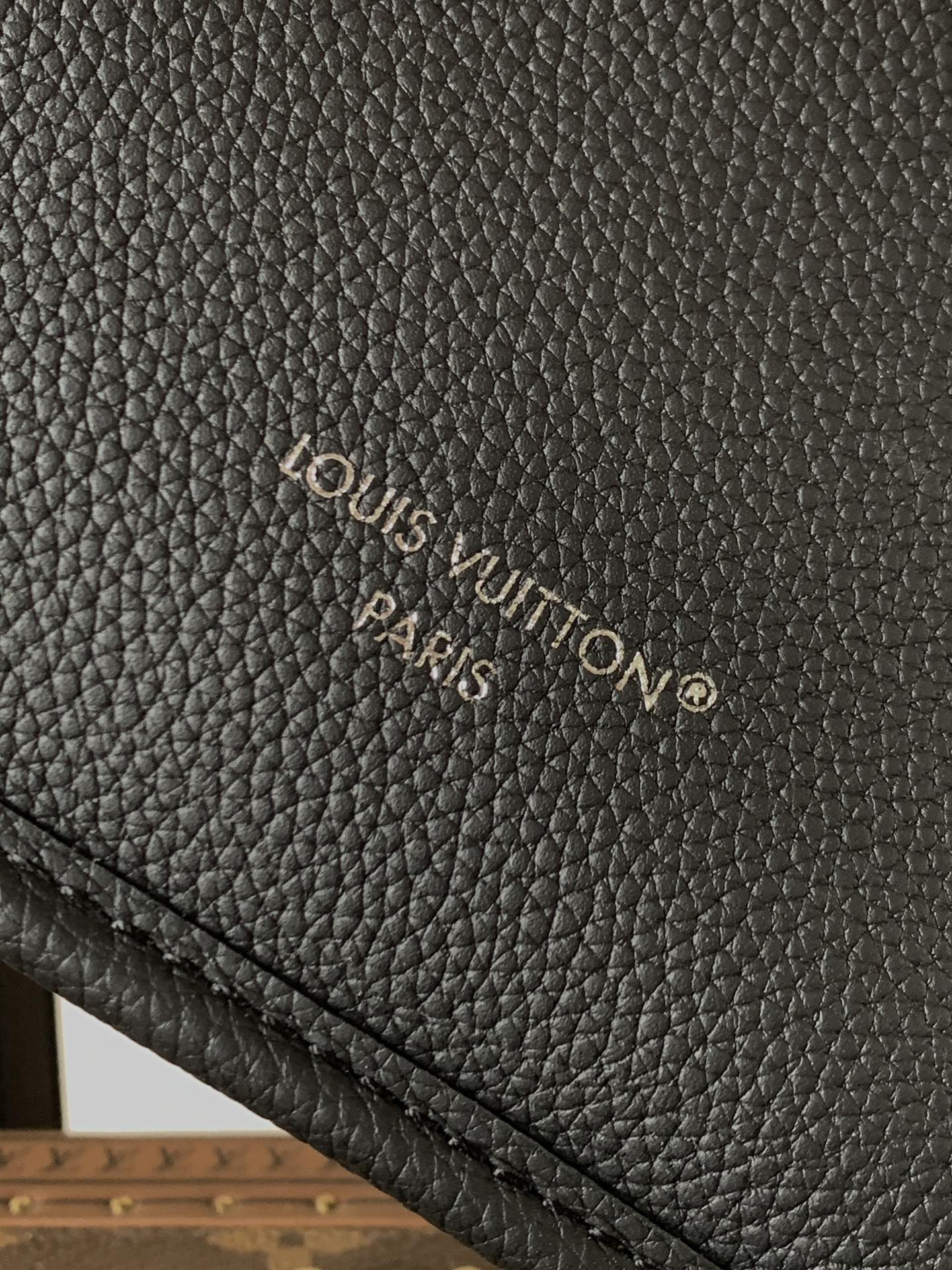 💰550 顶级原单，变码芯片
M15210黑花
M25656紫色M12106玫红 
M12099黑色 M12109卡其
Neverfull Bandoulière Inside Out BB 手袋本季演绎经典设计的双面版本，以标志性 Monogram 帆布和粒面皮革分饰正反面。可拆卸拉链袋既可单独使用，亦可悬挂于外部。可拆卸肩带方便斜挎，耀目金属件再添考究细节。

16.5 x 11 x 26.5 厘米 
(高 x 宽 x 长度)
牛皮革 / Monogram 涂层帆布
粒面牛皮革和涂层帆布
牛皮革饰边
金属件
可拆卸拉链袋
钩扣开合
肩带：可拆卸，不可调节
包带半长：50.0 厘米
手柄：双手柄
本品产地为法国、西班牙、意大利和美国之一。