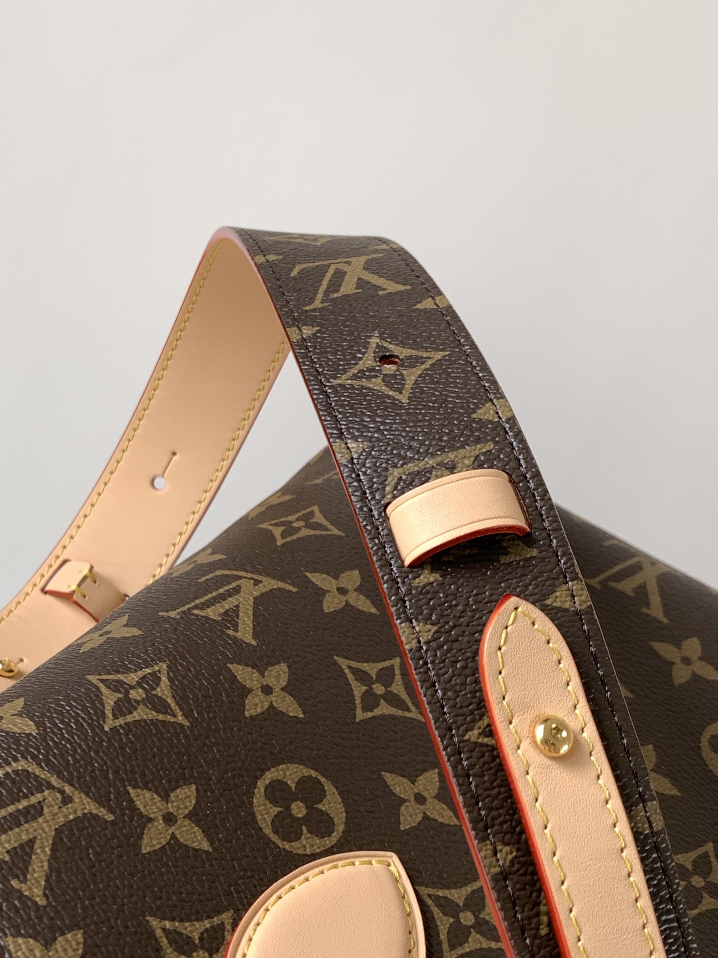 💰520顶级原单，变码芯片M26532
本款 Lockit BB 手袋自 1960 年代的 Knick-Knack 手袋汲取灵感，可灵活切换多种背携方式。Monogram 涂层帆布搭配弧形上缘和椭圆饰边，道出原版设计的经典元素。挂锁开合再度致敬品牌悠久传承。

33x 24 x 12 厘米 
(长度 x 高 x 宽)
涂层帆布
牛皮革饰边
金属件
挂锁
钥匙包
肩带：可拆卸，可调节
包带半长：44.0 厘米
包带半长可调至：50.0 厘米
链条：可拆卸
链条半长：18.0 厘米
手柄：双手柄
本品产地为法国、西班牙、意大利和美国之一。