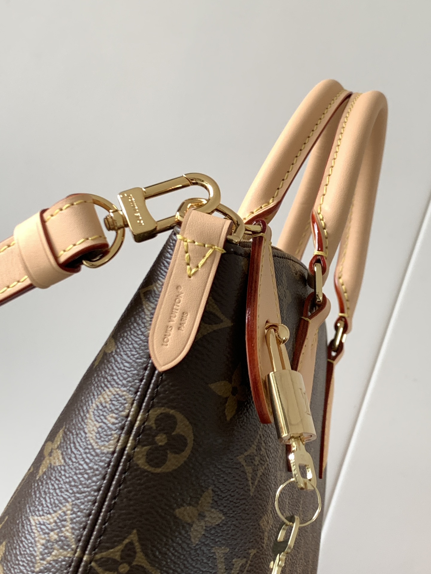 💰520顶级原单，变码芯片M26532
本款 Lockit BB 手袋自 1960 年代的 Knick-Knack 手袋汲取灵感，可灵活切换多种背携方式。Monogram 涂层帆布搭配弧形上缘和椭圆饰边，道出原版设计的经典元素。挂锁开合再度致敬品牌悠久传承。

33x 24 x 12 厘米 
(长度 x 高 x 宽)
涂层帆布
牛皮革饰边
金属件
挂锁
钥匙包
肩带：可拆卸，可调节
包带半长：44.0 厘米
包带半长可调至：50.0 厘米
链条：可拆卸
链条半长：18.0 厘米
手柄：双手柄
本品产地为法国、西班牙、意大利和美国之一。