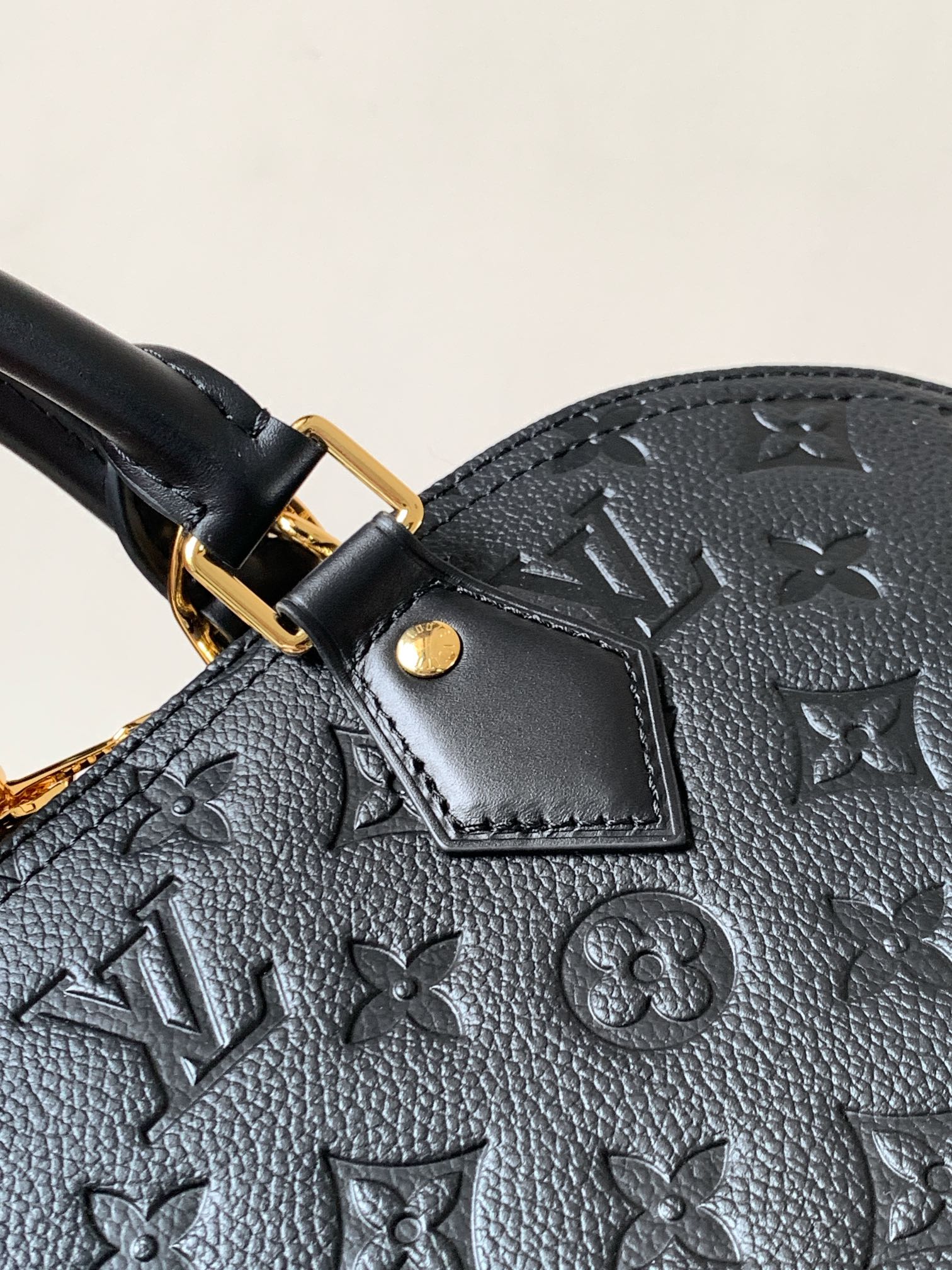 💰600顶级原单，变码芯片M26489 
本款Alma pm 手袋以House的非常柔软的Monogram Anflenft皮革材质展现的标志性的Alma PM。从1934年设计的Squire手提包中获得灵感的结构性轮廓。装饰了签名的长键和垫锁，加上了精致的金色色调的硬件。不仅可以收纳平板电脑和日常必需品，还可以收纳笔记本的宽敞尺寸。

尺寸：30.5 x 21 x 14.5厘米