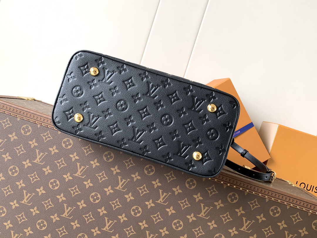 💰600顶级原单，变码芯片M26489 
本款Alma pm 手袋以House的非常柔软的Monogram Anflenft皮革材质展现的标志性的Alma PM。从1934年设计的Squire手提包中获得灵感的结构性轮廓。装饰了签名的长键和垫锁，加上了精致的金色色调的硬件。不仅可以收纳平板电脑和日常必需品，还可以收纳笔记本的宽敞尺寸。

尺寸：30.5 x 21 x 14.5厘米