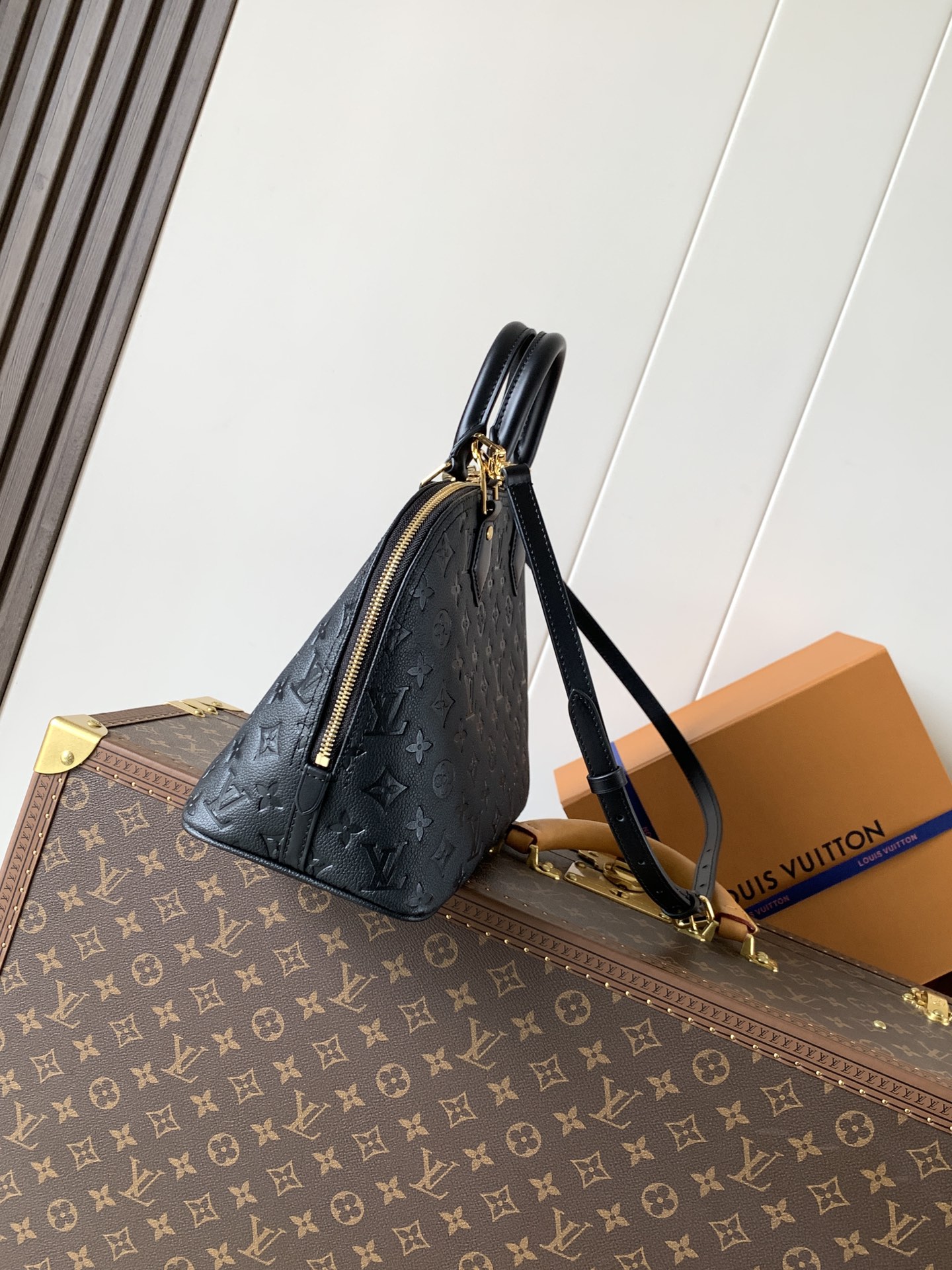 💰600顶级原单，变码芯片M26489 
本款Alma pm 手袋以House的非常柔软的Monogram Anflenft皮革材质展现的标志性的Alma PM。从1934年设计的Squire手提包中获得灵感的结构性轮廓。装饰了签名的长键和垫锁，加上了精致的金色色调的硬件。不仅可以收纳平板电脑和日常必需品，还可以收纳笔记本的宽敞尺寸。

尺寸：30.5 x 21 x 14.5厘米