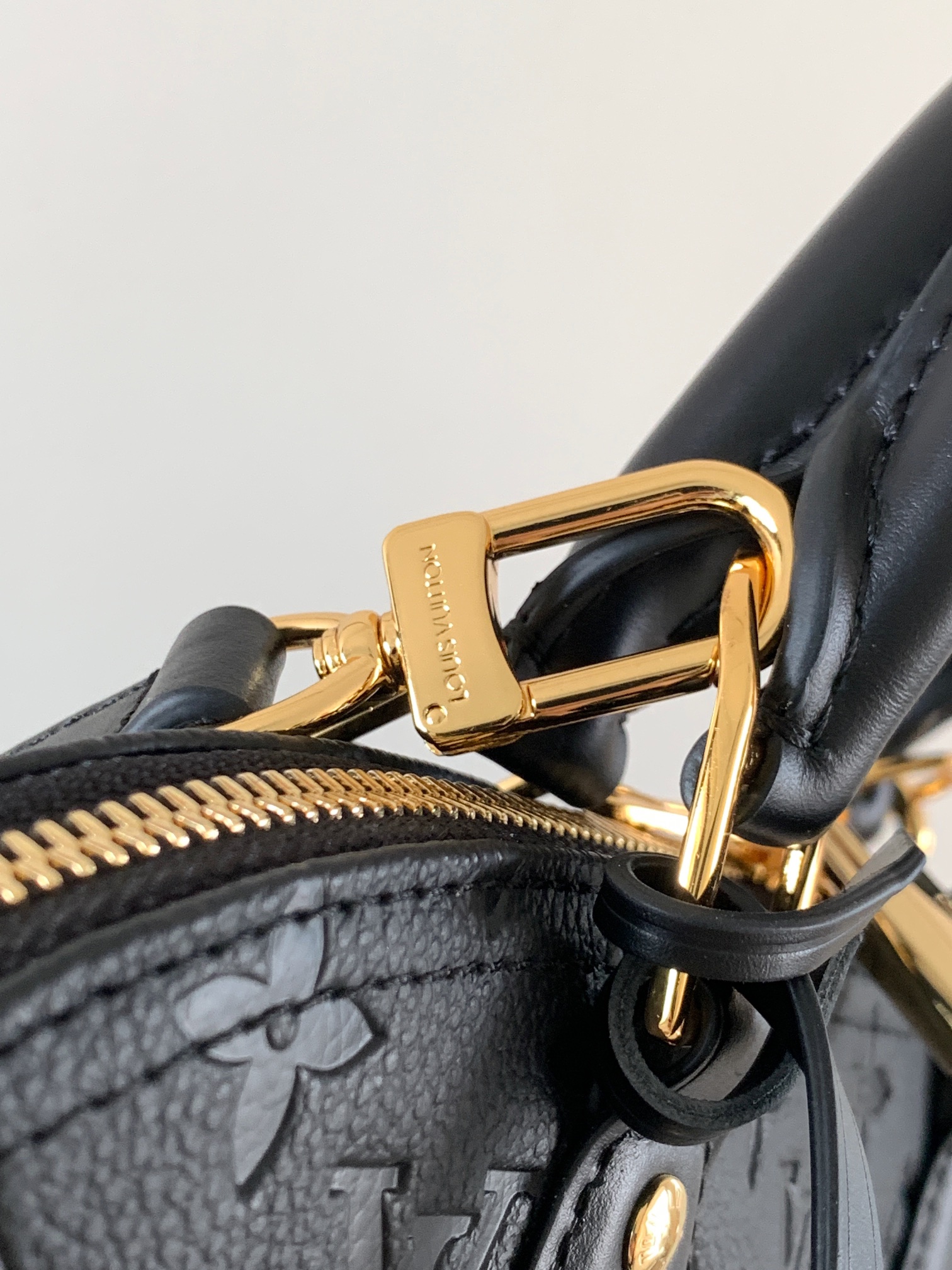 💰600顶级原单，变码芯片M26489 
本款Alma pm 手袋以House的非常柔软的Monogram Anflenft皮革材质展现的标志性的Alma PM。从1934年设计的Squire手提包中获得灵感的结构性轮廓。装饰了签名的长键和垫锁，加上了精致的金色色调的硬件。不仅可以收纳平板电脑和日常必需品，还可以收纳笔记本的宽敞尺寸。

尺寸：30.5 x 21 x 14.5厘米