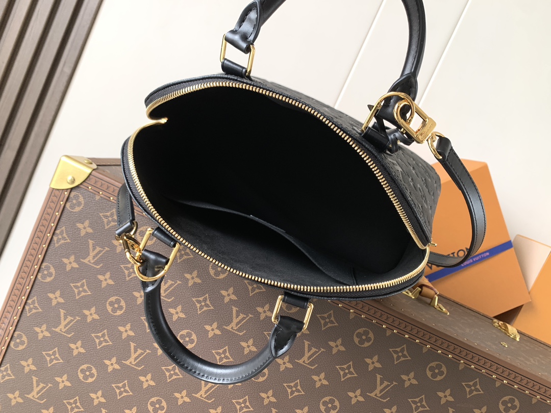 💰600顶级原单，变码芯片M26489 
本款Alma pm 手袋以House的非常柔软的Monogram Anflenft皮革材质展现的标志性的Alma PM。从1934年设计的Squire手提包中获得灵感的结构性轮廓。装饰了签名的长键和垫锁，加上了精致的金色色调的硬件。不仅可以收纳平板电脑和日常必需品，还可以收纳笔记本的宽敞尺寸。

尺寸：30.5 x 21 x 14.5厘米