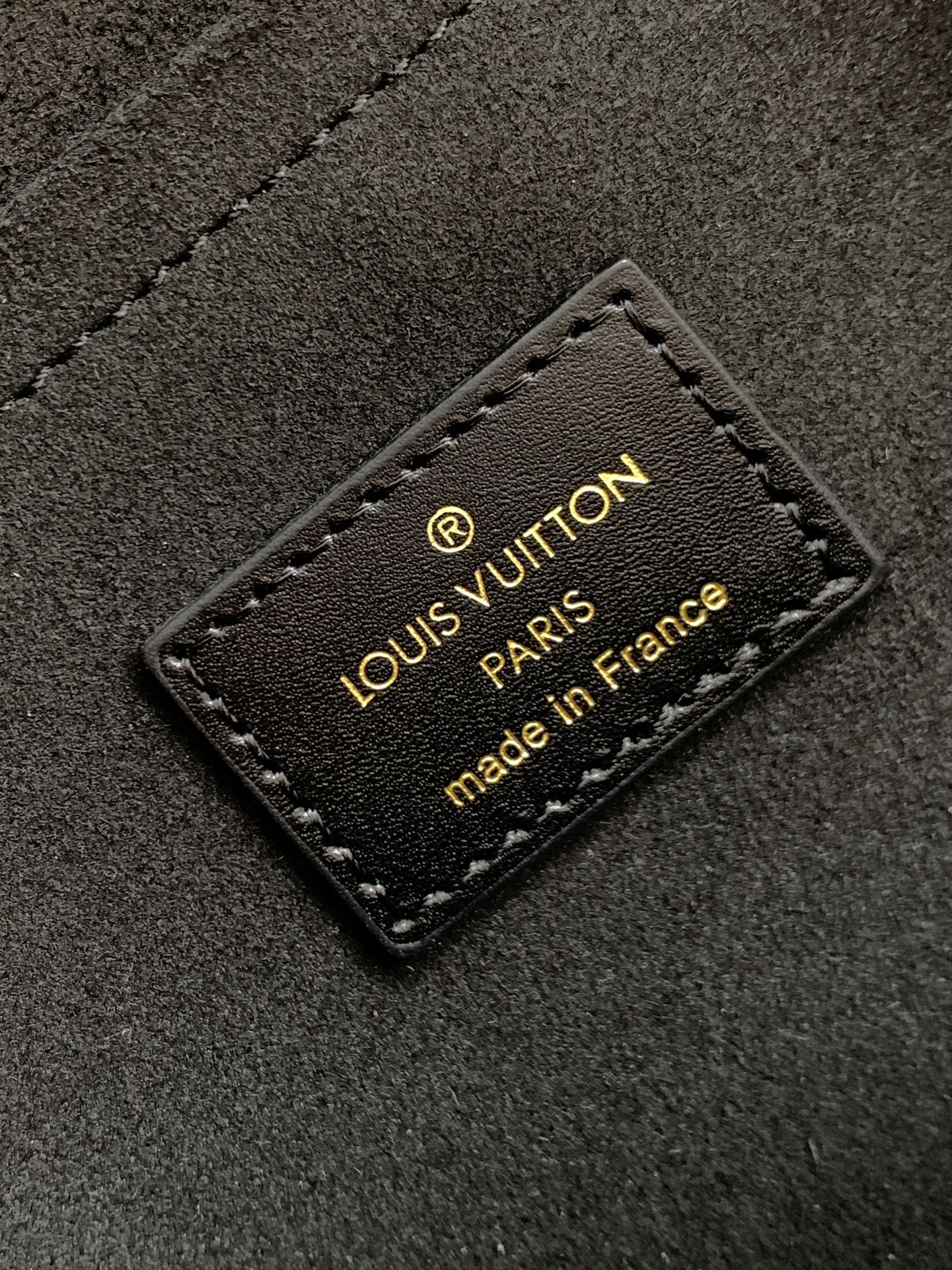 💰600顶级原单，变码芯片M26489 
本款Alma pm 手袋以House的非常柔软的Monogram Anflenft皮革材质展现的标志性的Alma PM。从1934年设计的Squire手提包中获得灵感的结构性轮廓。装饰了签名的长键和垫锁，加上了精致的金色色调的硬件。不仅可以收纳平板电脑和日常必需品，还可以收纳笔记本的宽敞尺寸。

尺寸：30.5 x 21 x 14.5厘米