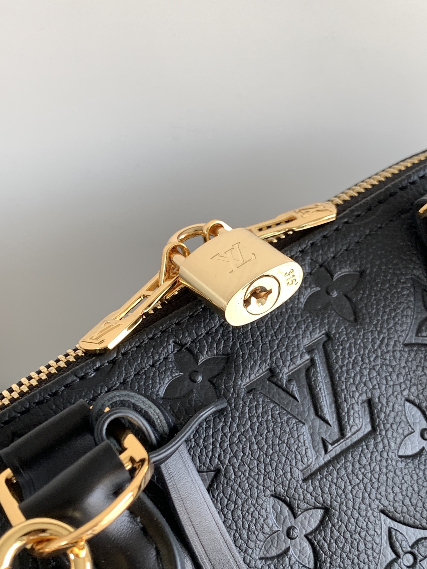 💰600顶级原单，变码芯片M26489 
本款Alma pm 手袋以House的非常柔软的Monogram Anflenft皮革材质展现的标志性的Alma PM。从1934年设计的Squire手提包中获得灵感的结构性轮廓。装饰了签名的长键和垫锁，加上了精致的金色色调的硬件。不仅可以收纳平板电脑和日常必需品，还可以收纳笔记本的宽敞尺寸。

尺寸：30.5 x 21 x 14.5厘米