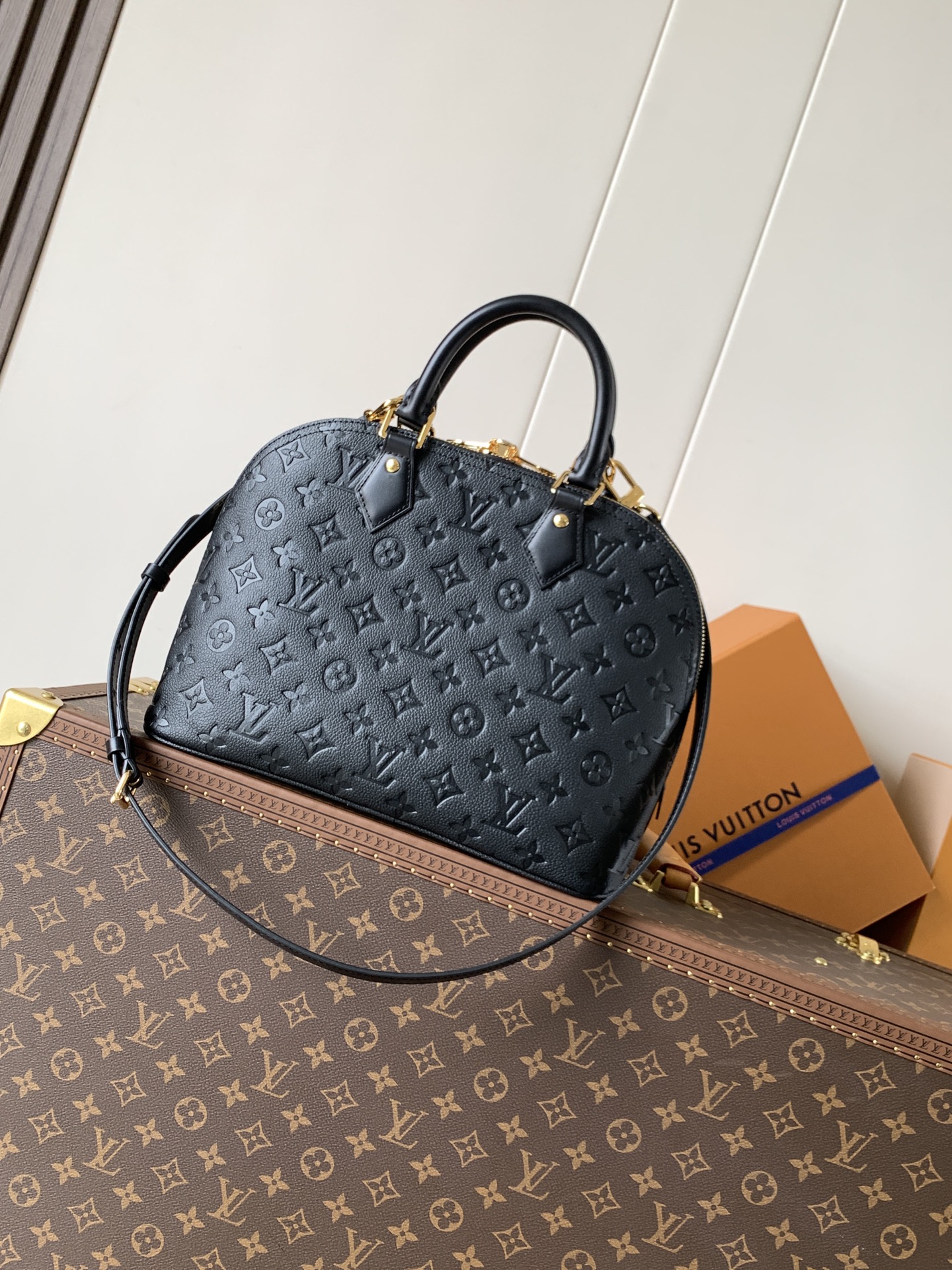 💰600顶级原单，变码芯片M26489 
本款Alma pm 手袋以House的非常柔软的Monogram Anflenft皮革材质展现的标志性的Alma PM。从1934年设计的Squire手提包中获得灵感的结构性轮廓。装饰了签名的长键和垫锁，加上了精致的金色色调的硬件。不仅可以收纳平板电脑和日常必需品，还可以收纳笔记本的宽敞尺寸。

尺寸：30.5 x 21 x 14.5厘米