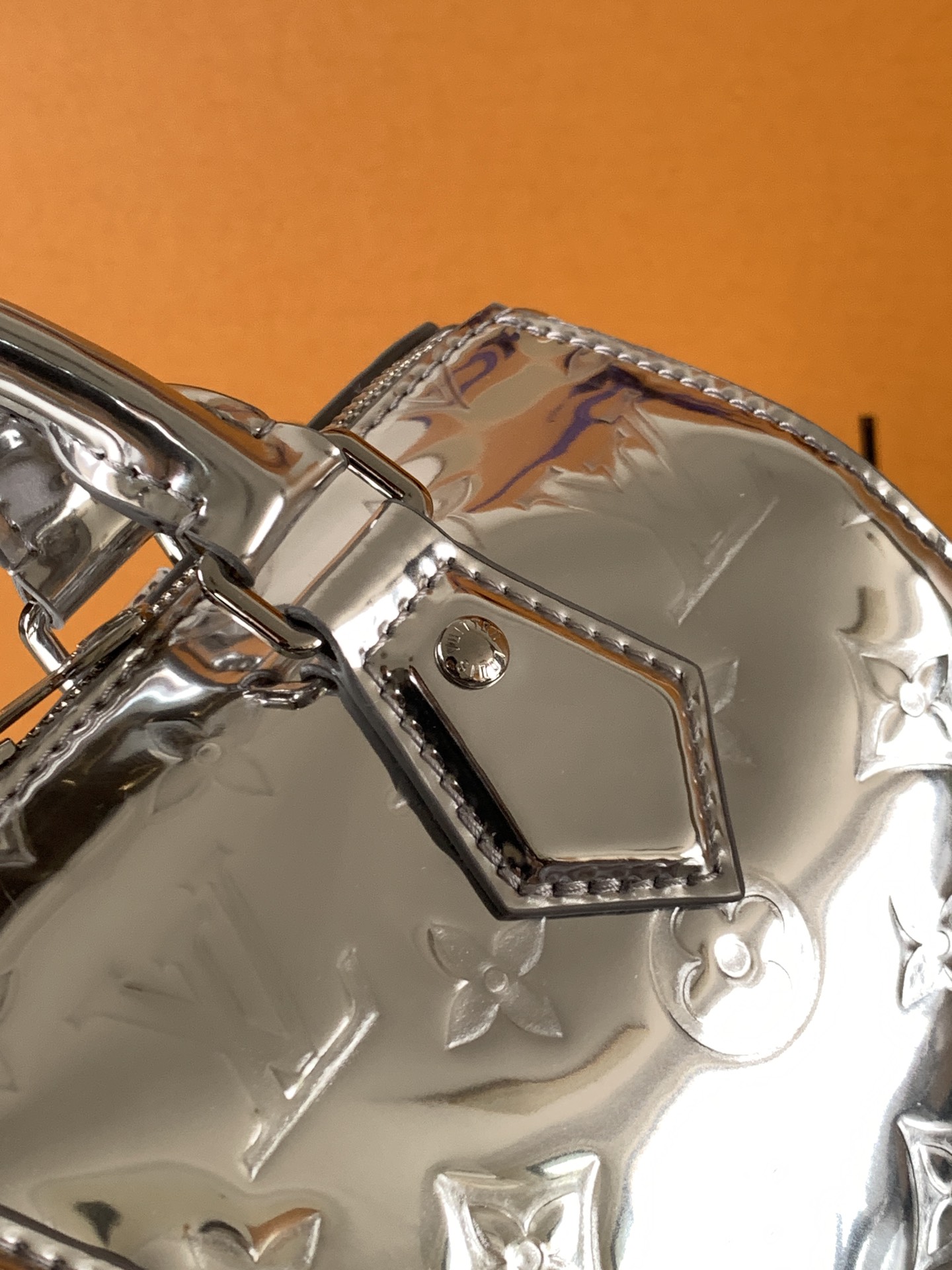 💰580顶级原单，变码芯片M11987银色
本款 Speedy Bandoulière 20 手袋出自 LV Ski 系列，为压纹涂层帆布点缀光滑皮革饰边和莹亮金属件，再以崭新 Monogram Miroir 效果宣示复古未来主义理念。可拆卸并调节的皮革肩带实现多种背携选择，精巧设计可收纳长款钱夹等日常所需。

13.5 x 12 x 20.5 厘米 
(高 x 宽 x 长度)
Monogram 压纹涂层帆布
织物内衬
金属件
双拉链开合
内贴袋
挂锁
可收纳智能手机、钥匙、Zippy 钱夹和耳机
肩带：可拆卸，可调节
包带半长：39.0 厘米
包带半长可调至：58.0 厘米
手柄：双手柄