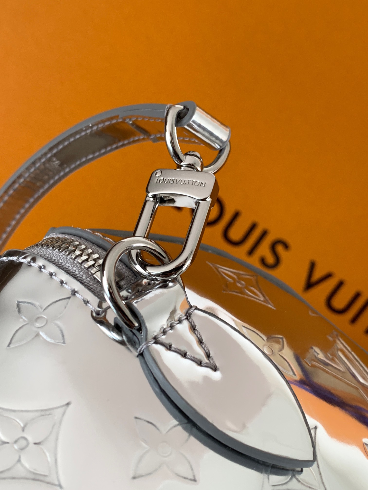 💰580顶级原单，变码芯片M11987银色
本款 Speedy Bandoulière 20 手袋出自 LV Ski 系列，为压纹涂层帆布点缀光滑皮革饰边和莹亮金属件，再以崭新 Monogram Miroir 效果宣示复古未来主义理念。可拆卸并调节的皮革肩带实现多种背携选择，精巧设计可收纳长款钱夹等日常所需。

13.5 x 12 x 20.5 厘米 
(高 x 宽 x 长度)
Monogram 压纹涂层帆布
织物内衬
金属件
双拉链开合
内贴袋
挂锁
可收纳智能手机、钥匙、Zippy 钱夹和耳机
肩带：可拆卸，可调节
包带半长：39.0 厘米
包带半长可调至：58.0 厘米
手柄：双手柄