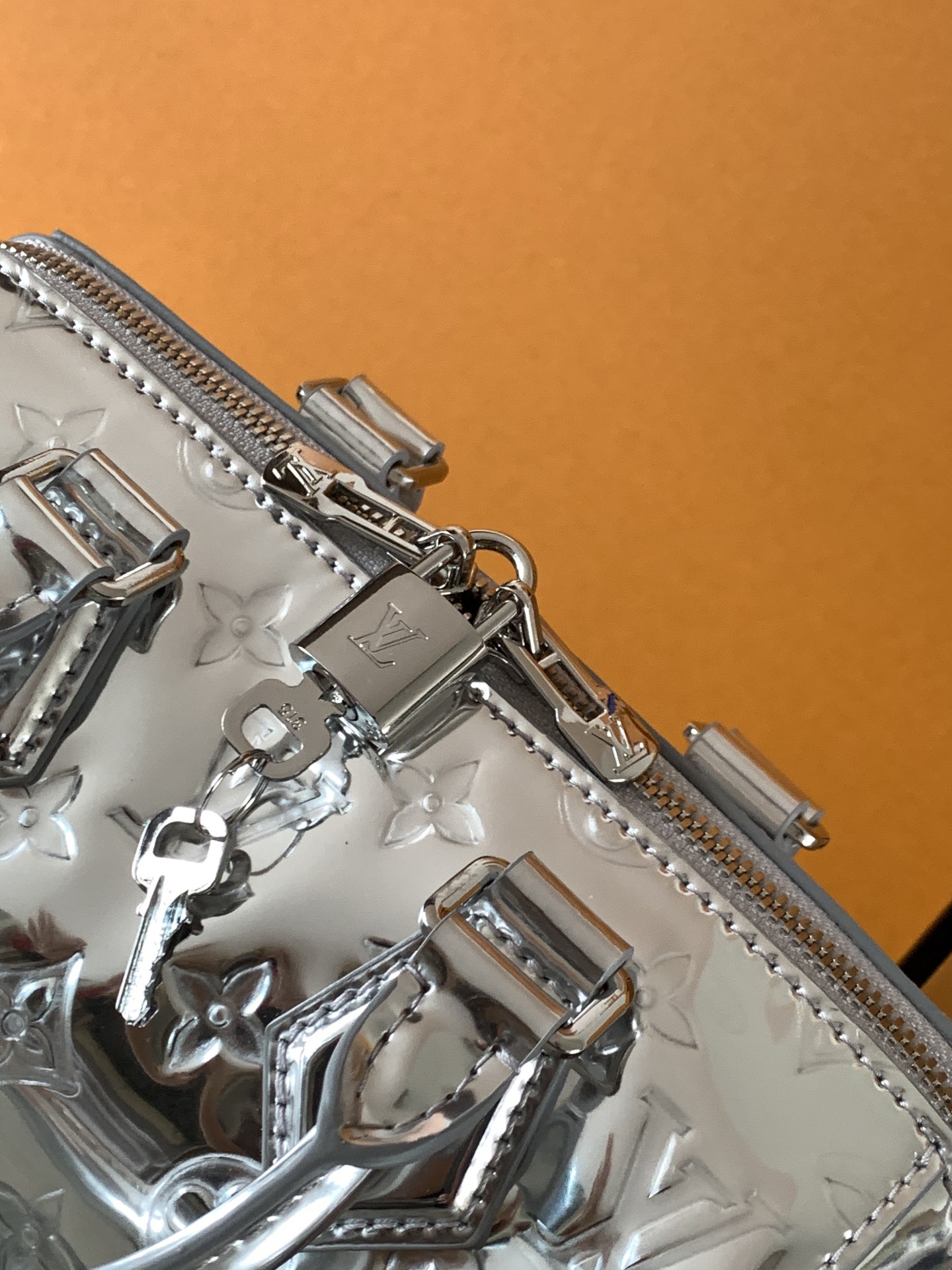 💰580顶级原单，变码芯片M11987银色
本款 Speedy Bandoulière 20 手袋出自 LV Ski 系列，为压纹涂层帆布点缀光滑皮革饰边和莹亮金属件，再以崭新 Monogram Miroir 效果宣示复古未来主义理念。可拆卸并调节的皮革肩带实现多种背携选择，精巧设计可收纳长款钱夹等日常所需。

13.5 x 12 x 20.5 厘米 
(高 x 宽 x 长度)
Monogram 压纹涂层帆布
织物内衬
金属件
双拉链开合
内贴袋
挂锁
可收纳智能手机、钥匙、Zippy 钱夹和耳机
肩带：可拆卸，可调节
包带半长：39.0 厘米
包带半长可调至：58.0 厘米
手柄：双手柄