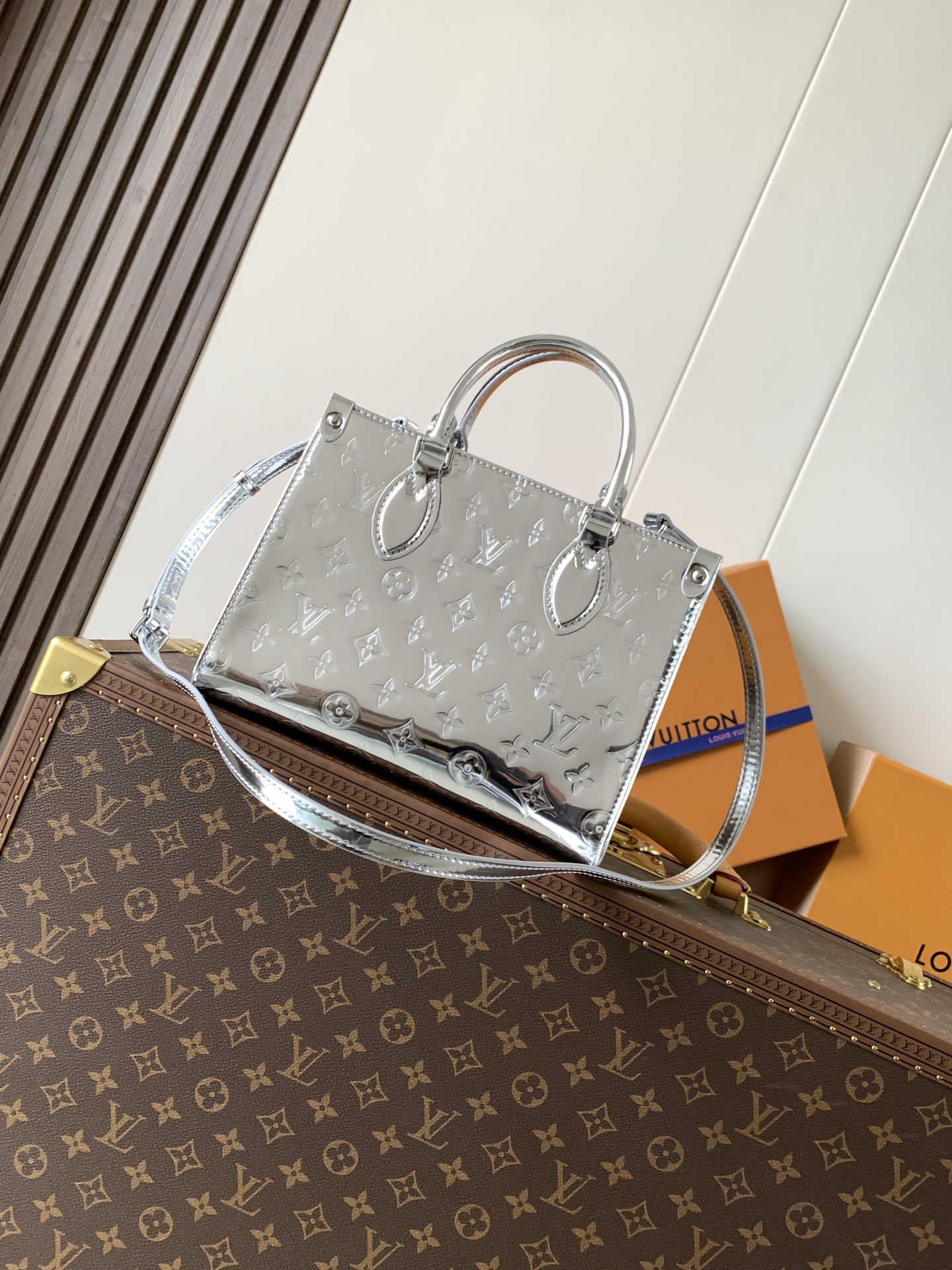 💰580顶级原单，变码芯片M26373银色
本款 OnTheGo 小号手袋以 Monogram Miroir 版本加入 LV Ski 系列。覆膜帆布确保经久耐用。Silver 色调与同色金属件共释熠熠光芒。内置口袋可收纳小书等日常用品。

19 x 11.5 x 25 厘米 
(高 x 宽 x 长度)
涂层帆布
涂层帆布饰边
织物内衬（棉和聚酯纤维）
金属件
按扣开合
拉链内贴袋
内贴袋
可收纳 6.7 寸智能手机、耳机、Sarah 长款钱夹、小书、钥匙和口红
肩带：可拆卸，不可调节
包带半长：51.0 厘米
手柄：双手柄