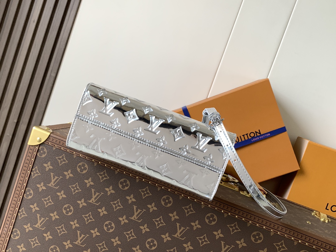 💰580顶级原单，变码芯片M26373银色
本款 OnTheGo 小号手袋以 Monogram Miroir 版本加入 LV Ski 系列。覆膜帆布确保经久耐用。Silver 色调与同色金属件共释熠熠光芒。内置口袋可收纳小书等日常用品。

19 x 11.5 x 25 厘米 
(高 x 宽 x 长度)
涂层帆布
涂层帆布饰边
织物内衬（棉和聚酯纤维）
金属件
按扣开合
拉链内贴袋
内贴袋
可收纳 6.7 寸智能手机、耳机、Sarah 长款钱夹、小书、钥匙和口红
肩带：可拆卸，不可调节
包带半长：51.0 厘米
手柄：双手柄