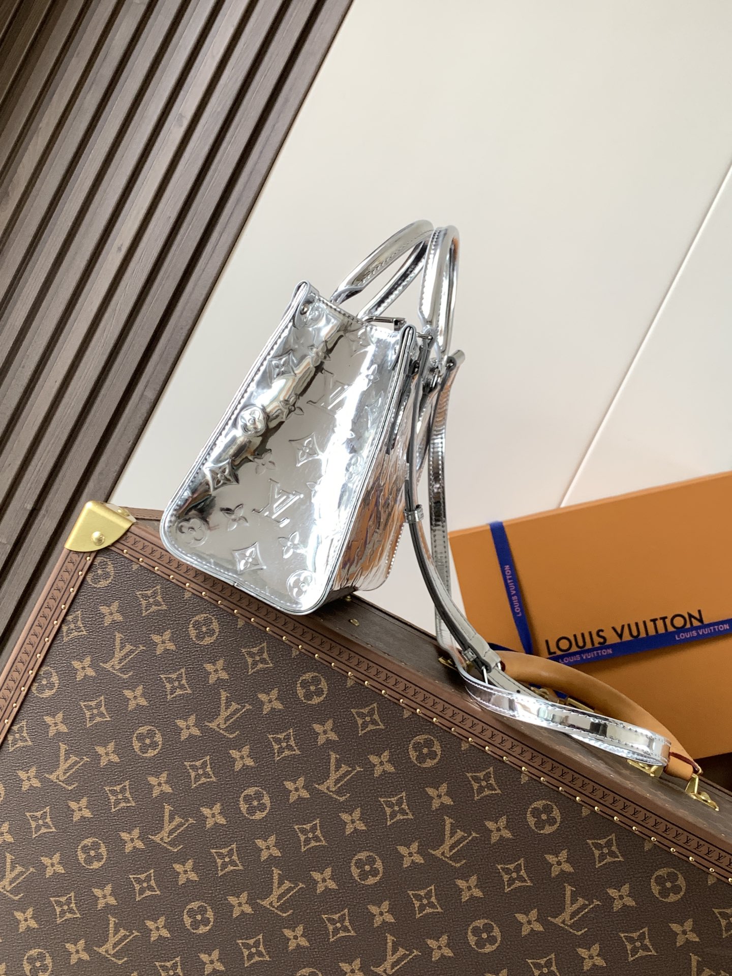 💰580顶级原单，变码芯片M26373银色
本款 OnTheGo 小号手袋以 Monogram Miroir 版本加入 LV Ski 系列。覆膜帆布确保经久耐用。Silver 色调与同色金属件共释熠熠光芒。内置口袋可收纳小书等日常用品。

19 x 11.5 x 25 厘米 
(高 x 宽 x 长度)
涂层帆布
涂层帆布饰边
织物内衬（棉和聚酯纤维）
金属件
按扣开合
拉链内贴袋
内贴袋
可收纳 6.7 寸智能手机、耳机、Sarah 长款钱夹、小书、钥匙和口红
肩带：可拆卸，不可调节
包带半长：51.0 厘米
手柄：双手柄