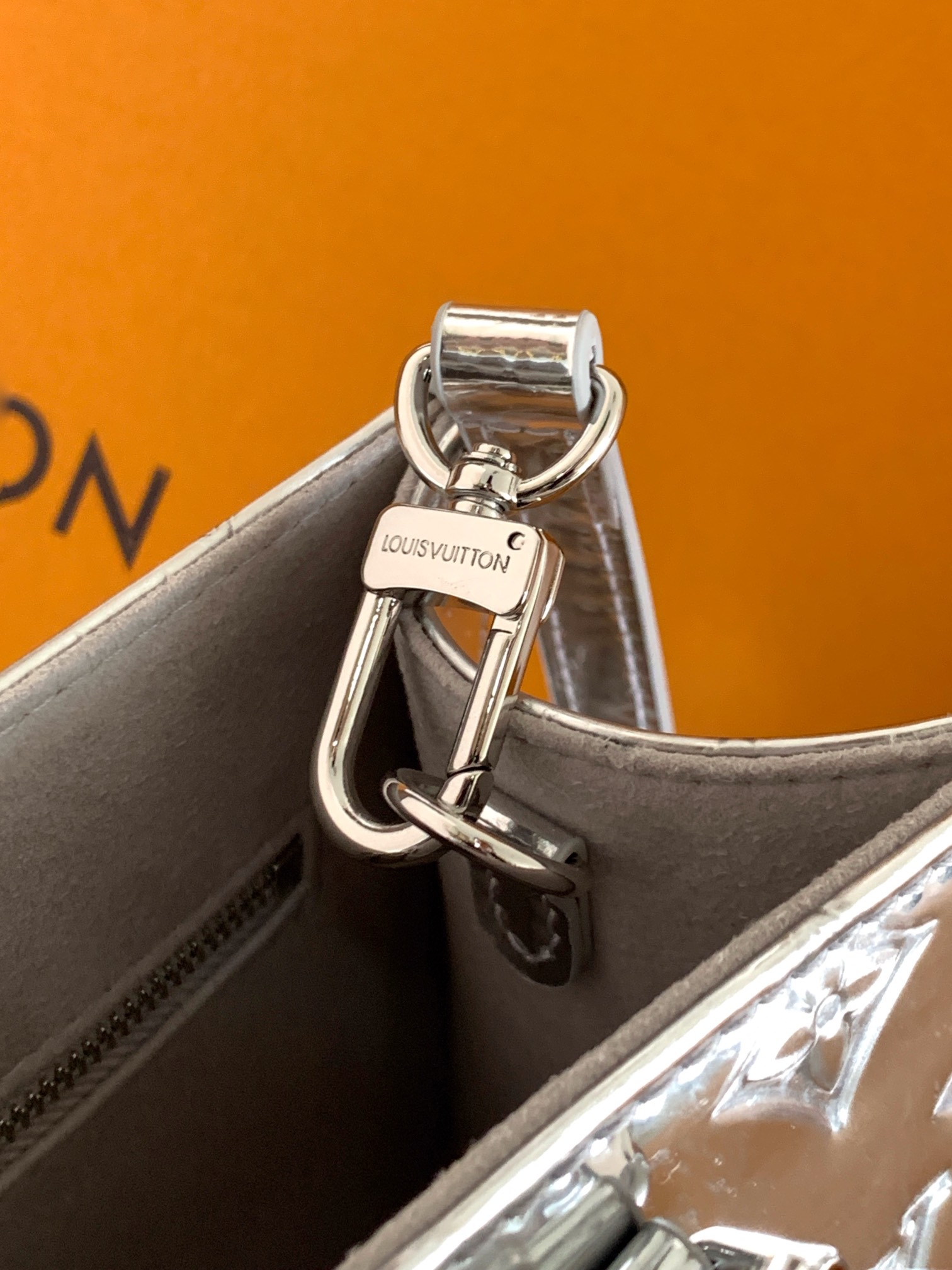 💰580顶级原单，变码芯片M26373银色
本款 OnTheGo 小号手袋以 Monogram Miroir 版本加入 LV Ski 系列。覆膜帆布确保经久耐用。Silver 色调与同色金属件共释熠熠光芒。内置口袋可收纳小书等日常用品。

19 x 11.5 x 25 厘米 
(高 x 宽 x 长度)
涂层帆布
涂层帆布饰边
织物内衬（棉和聚酯纤维）
金属件
按扣开合
拉链内贴袋
内贴袋
可收纳 6.7 寸智能手机、耳机、Sarah 长款钱夹、小书、钥匙和口红
肩带：可拆卸，不可调节
包带半长：51.0 厘米
手柄：双手柄