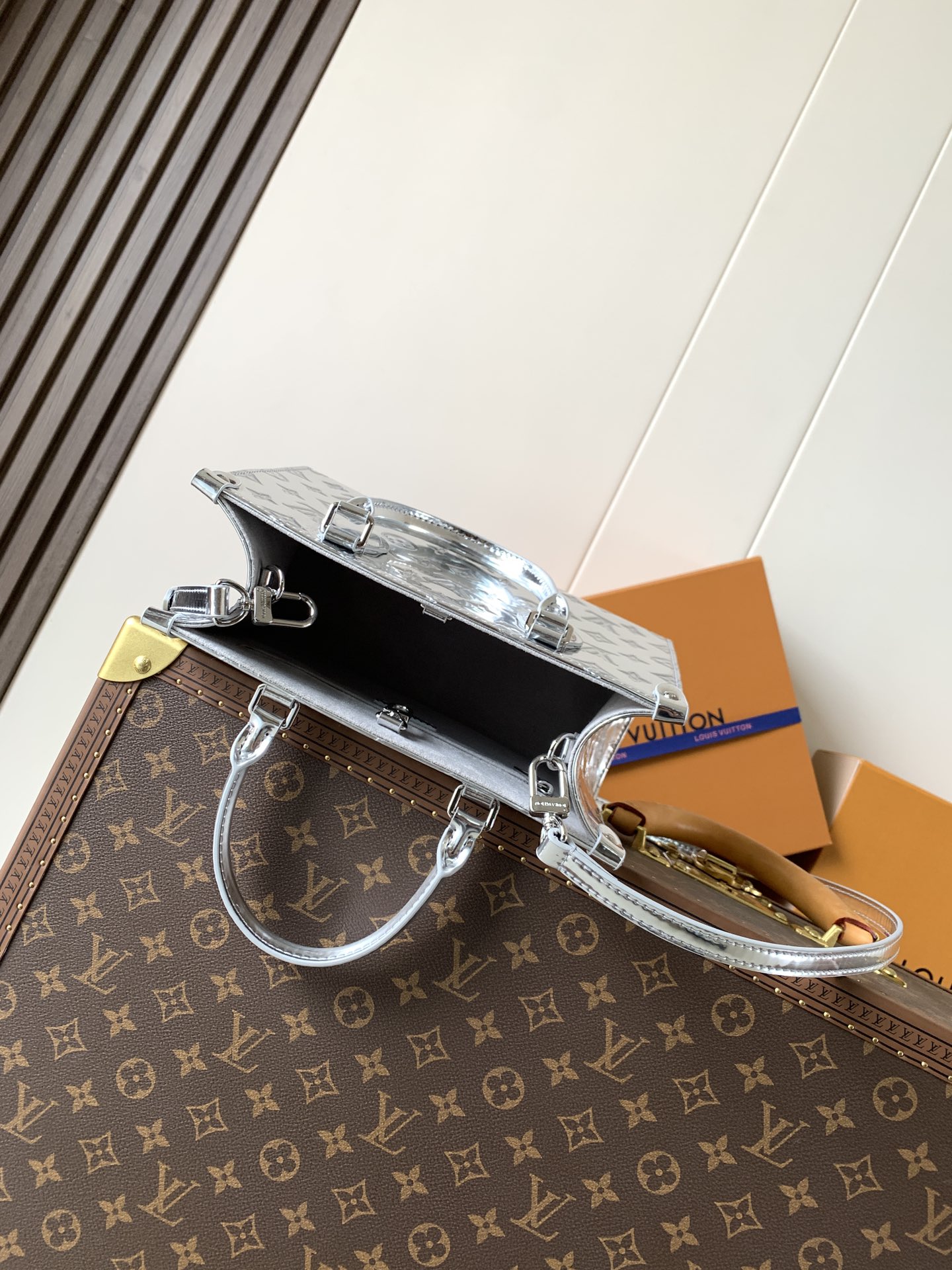 💰580顶级原单，变码芯片M26373银色
本款 OnTheGo 小号手袋以 Monogram Miroir 版本加入 LV Ski 系列。覆膜帆布确保经久耐用。Silver 色调与同色金属件共释熠熠光芒。内置口袋可收纳小书等日常用品。

19 x 11.5 x 25 厘米 
(高 x 宽 x 长度)
涂层帆布
涂层帆布饰边
织物内衬（棉和聚酯纤维）
金属件
按扣开合
拉链内贴袋
内贴袋
可收纳 6.7 寸智能手机、耳机、Sarah 长款钱夹、小书、钥匙和口红
肩带：可拆卸，不可调节
包带半长：51.0 厘米
手柄：双手柄