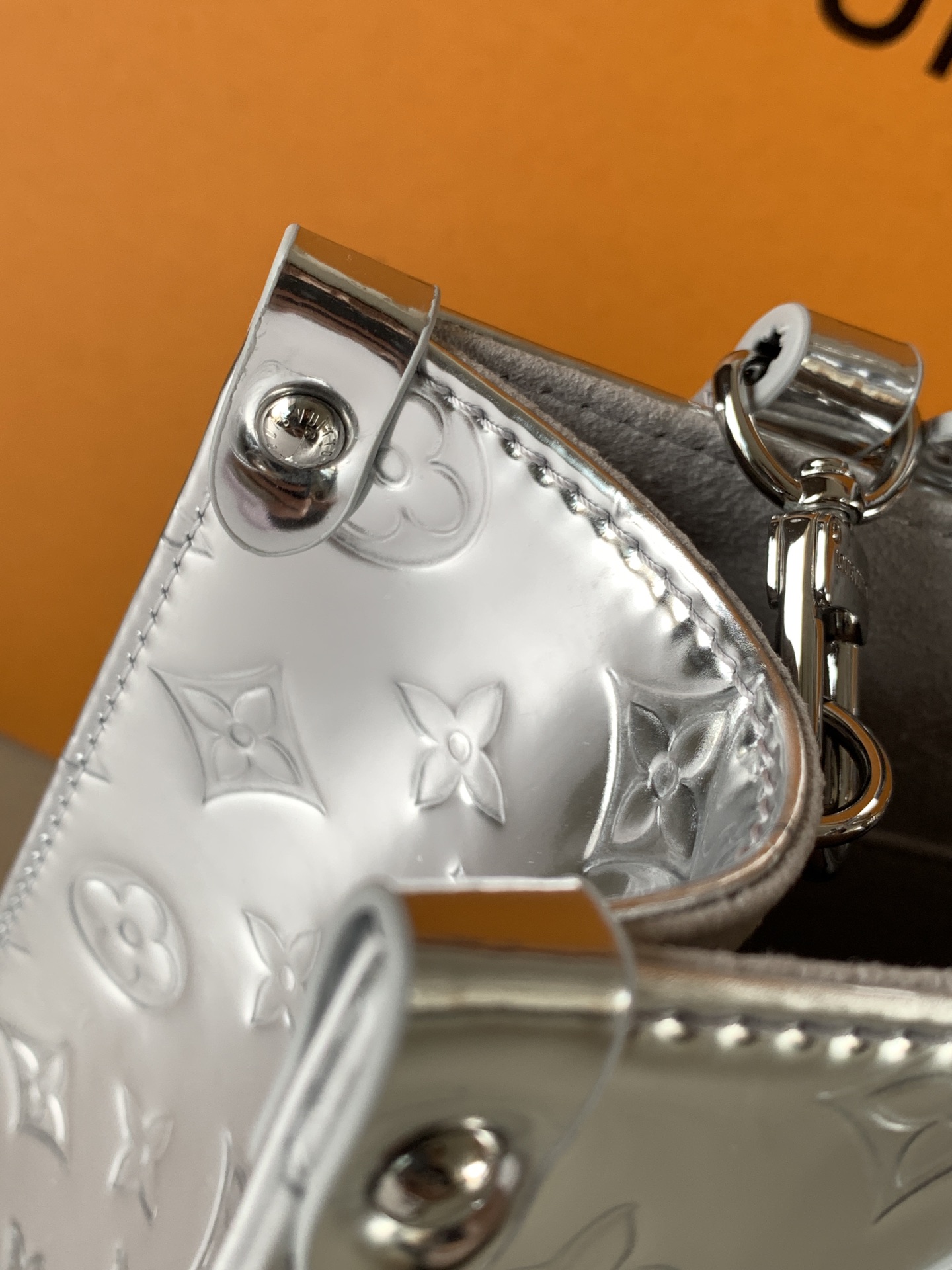 💰580顶级原单，变码芯片M26373银色
本款 OnTheGo 小号手袋以 Monogram Miroir 版本加入 LV Ski 系列。覆膜帆布确保经久耐用。Silver 色调与同色金属件共释熠熠光芒。内置口袋可收纳小书等日常用品。

19 x 11.5 x 25 厘米 
(高 x 宽 x 长度)
涂层帆布
涂层帆布饰边
织物内衬（棉和聚酯纤维）
金属件
按扣开合
拉链内贴袋
内贴袋
可收纳 6.7 寸智能手机、耳机、Sarah 长款钱夹、小书、钥匙和口红
肩带：可拆卸，不可调节
包带半长：51.0 厘米
手柄：双手柄