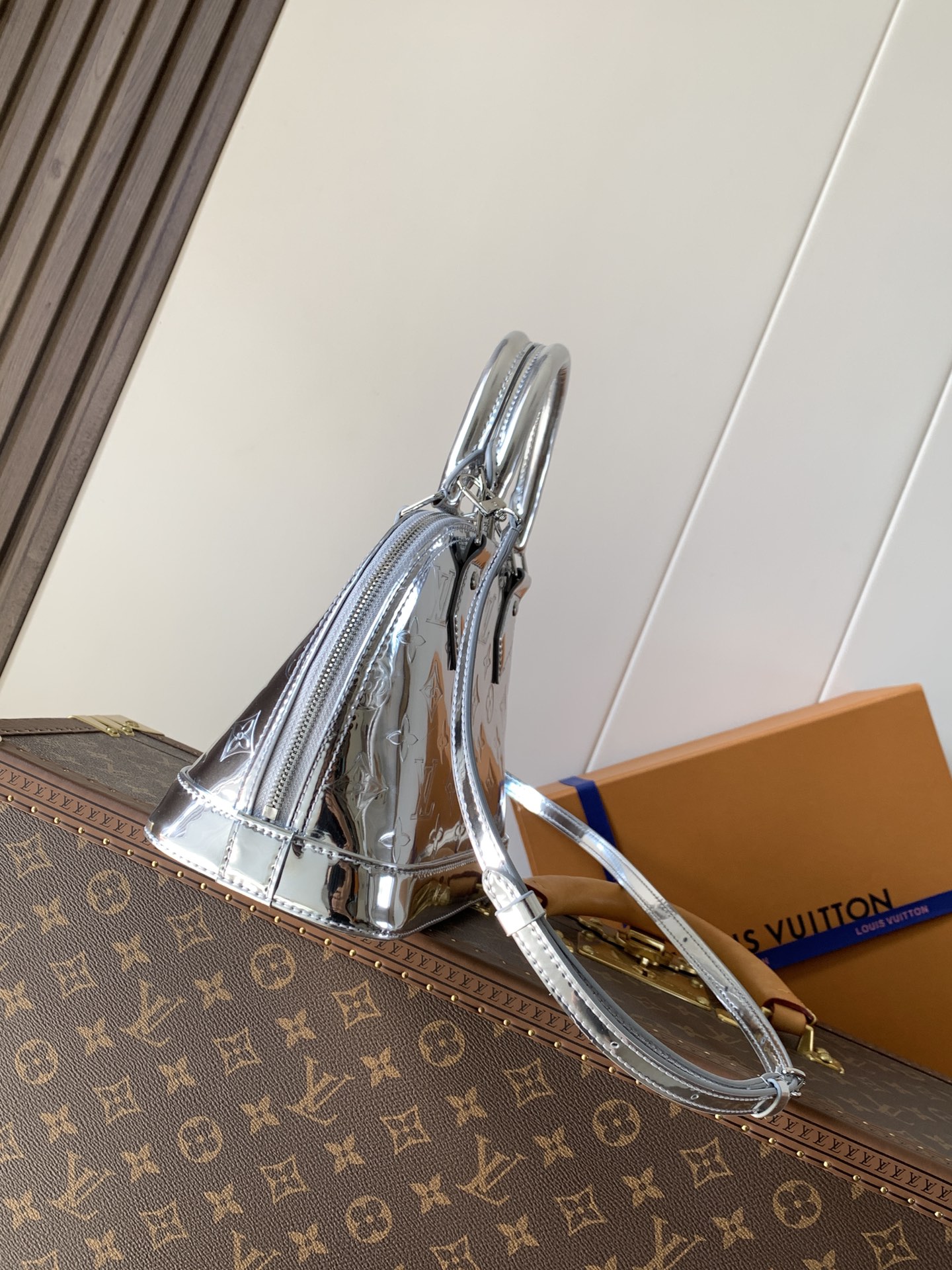 💰580顶级原单，变码芯片
M26335银色 M27037玫瑰金
本款 Alma BB 手袋以本季科技细节彰显 LV Ski 系列风范。Monogram Miroir 耐候帆布表面浸染 Silver 色调，搭配同色金属件，释放璀璨光芒。可为任意着装注入复古未来主义格调。LV 标识挂锁与可拆卸肩带完善整体。

17.5 x 11.5 x 23.5 厘米 
(高 x 宽 x 长度)
涂层帆布
涂层帆布饰边
织物内衬（棉和聚酯纤维）
金属件
双拉链开合配有挂锁
内贴袋
可收纳 6.7 寸智能手机、耳机、太阳眼镜、钥匙和口红
肩带：可拆卸，不可调节
包带半长：52.0 厘米
手柄：双手柄