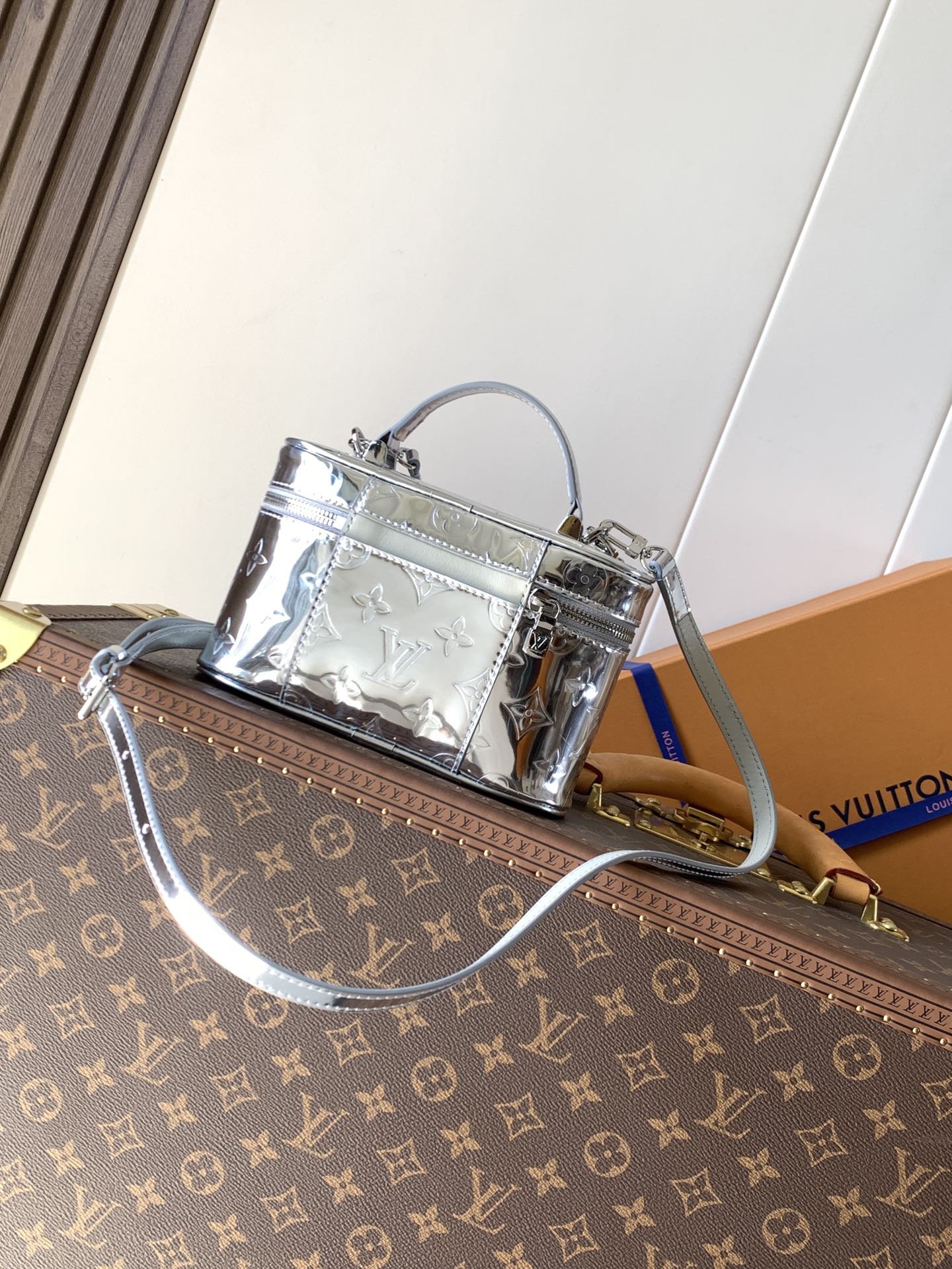 💰520顶级原单，变码芯片M26097
本款 Vanity Chain Pouch 手袋出自 LV Ski 系列，向品牌传统化妆箱汲取灵感，以 Monogram Miroir 帆布诠释旅行精神。LV 字母铭纹挂锁、可拆卸肩带和链条彰显考究细节，恰宜构型可轻松容纳小型零钱包和太阳眼镜等日常所需。

11.5 x 6.5 x 19 厘米 
(高 x 宽 x 长度)
涂层帆布
涂层帆布饰边
织物内衬
金属件
拉链开合
挂锁镂刻 LV 字母
可收纳耳机、Rosalie 零钱包、太阳眼镜、钥匙和唇膏
肩带：可拆卸，可调节
包带半长：49.0 厘米
包带半长可调至：58.0 厘米
链条：可拆卸
链条半长：26.0 厘米
手柄：单手柄