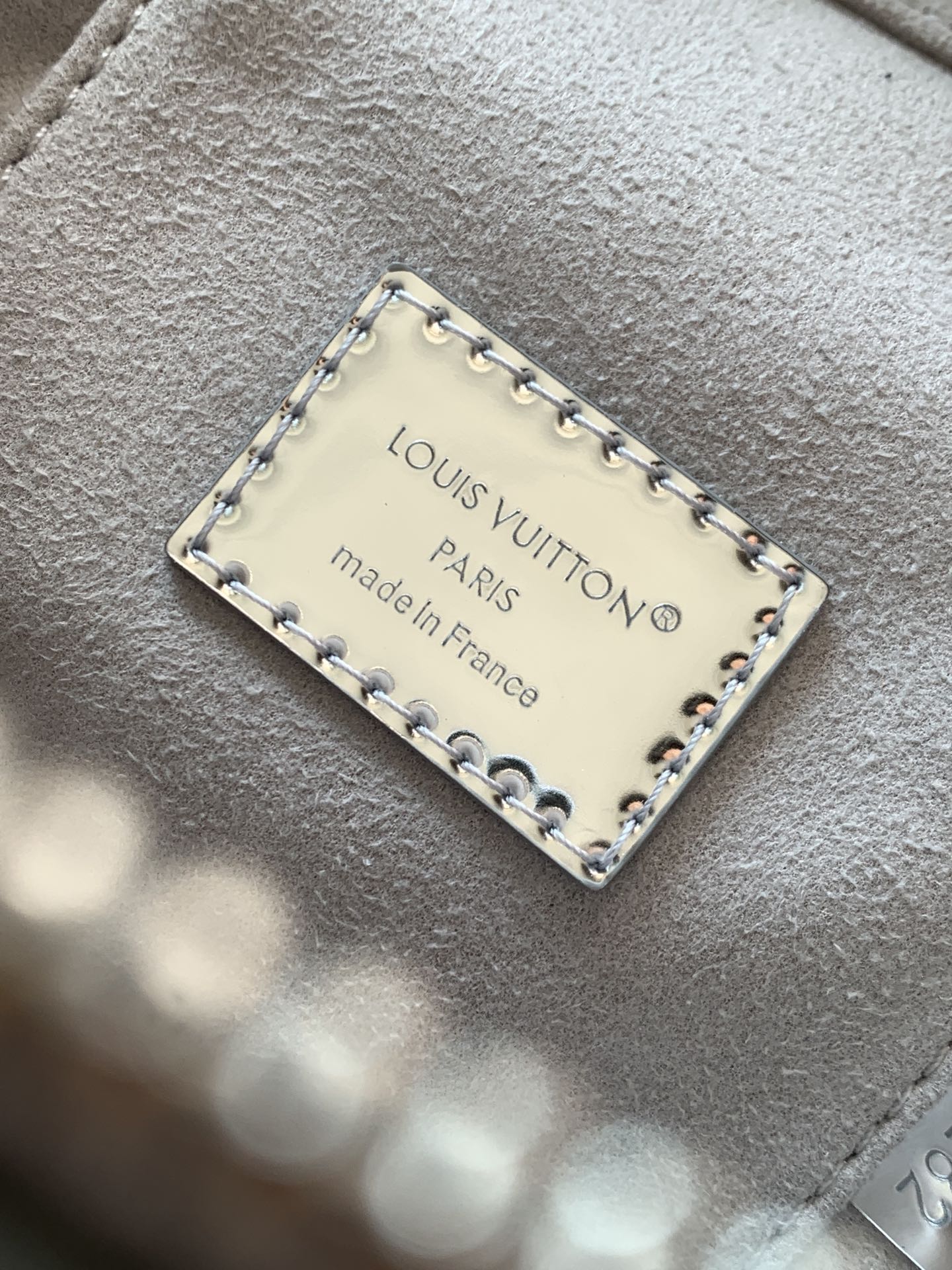 💰520顶级原单，变码芯片M26097
本款 Vanity Chain Pouch 手袋出自 LV Ski 系列，向品牌传统化妆箱汲取灵感，以 Monogram Miroir 帆布诠释旅行精神。LV 字母铭纹挂锁、可拆卸肩带和链条彰显考究细节，恰宜构型可轻松容纳小型零钱包和太阳眼镜等日常所需。

11.5 x 6.5 x 19 厘米 
(高 x 宽 x 长度)
涂层帆布
涂层帆布饰边
织物内衬
金属件
拉链开合
挂锁镂刻 LV 字母
可收纳耳机、Rosalie 零钱包、太阳眼镜、钥匙和唇膏
肩带：可拆卸，可调节
包带半长：49.0 厘米
包带半长可调至：58.0 厘米
链条：可拆卸
链条半长：26.0 厘米
手柄：单手柄