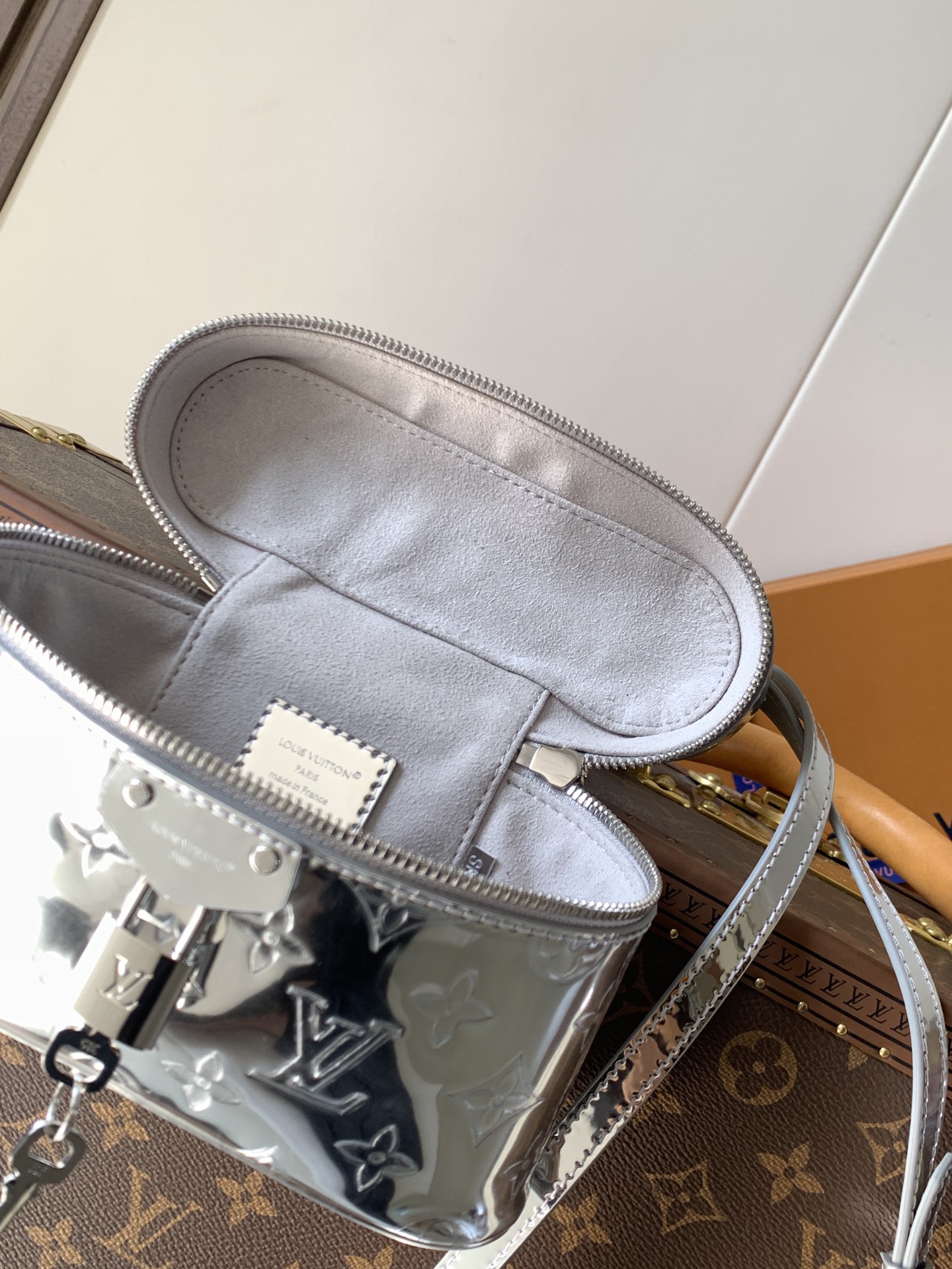 💰520顶级原单，变码芯片M26097
本款 Vanity Chain Pouch 手袋出自 LV Ski 系列，向品牌传统化妆箱汲取灵感，以 Monogram Miroir 帆布诠释旅行精神。LV 字母铭纹挂锁、可拆卸肩带和链条彰显考究细节，恰宜构型可轻松容纳小型零钱包和太阳眼镜等日常所需。

11.5 x 6.5 x 19 厘米 
(高 x 宽 x 长度)
涂层帆布
涂层帆布饰边
织物内衬
金属件
拉链开合
挂锁镂刻 LV 字母
可收纳耳机、Rosalie 零钱包、太阳眼镜、钥匙和唇膏
肩带：可拆卸，可调节
包带半长：49.0 厘米
包带半长可调至：58.0 厘米
链条：可拆卸
链条半长：26.0 厘米
手柄：单手柄