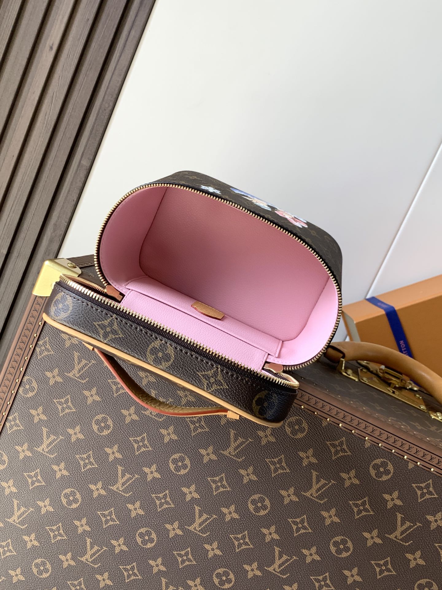 💰380顶级原单，变码芯片M26647
本款 Nice 迷你化妆包以 Monogram 帆布勾勒圆润的箱型轮廓，皮革手柄与双拉链开合再添功能考量。灵动印花描绘品牌吉祥物 Vivienne 的冬季假日之旅，与明丽的可水洗织物内衬相映成趣。

13.5 x 12 x 20 厘米 
(高 x 宽 x 长度)
Monogram 涂层帆布
牛皮革饰边
可水洗织物内衬
金属件
双拉链开合
内贴袋
手柄：单手柄