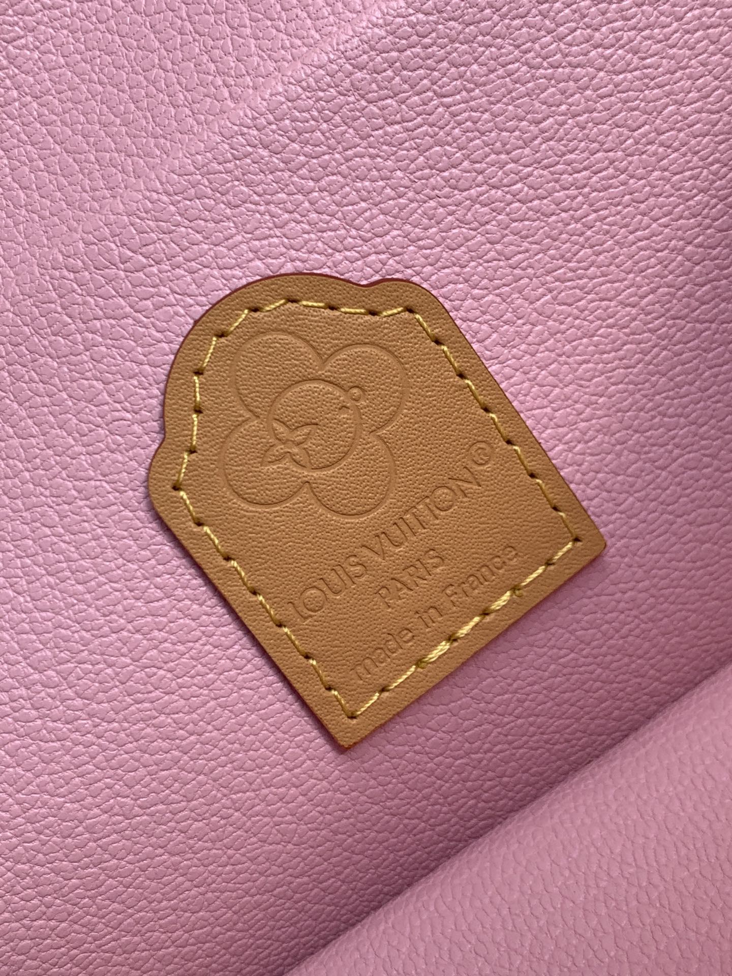 💰380顶级原单，变码芯片M26647
本款 Nice 迷你化妆包以 Monogram 帆布勾勒圆润的箱型轮廓，皮革手柄与双拉链开合再添功能考量。灵动印花描绘品牌吉祥物 Vivienne 的冬季假日之旅，与明丽的可水洗织物内衬相映成趣。

13.5 x 12 x 20 厘米 
(高 x 宽 x 长度)
Monogram 涂层帆布
牛皮革饰边
可水洗织物内衬
金属件
双拉链开合
内贴袋
手柄：单手柄