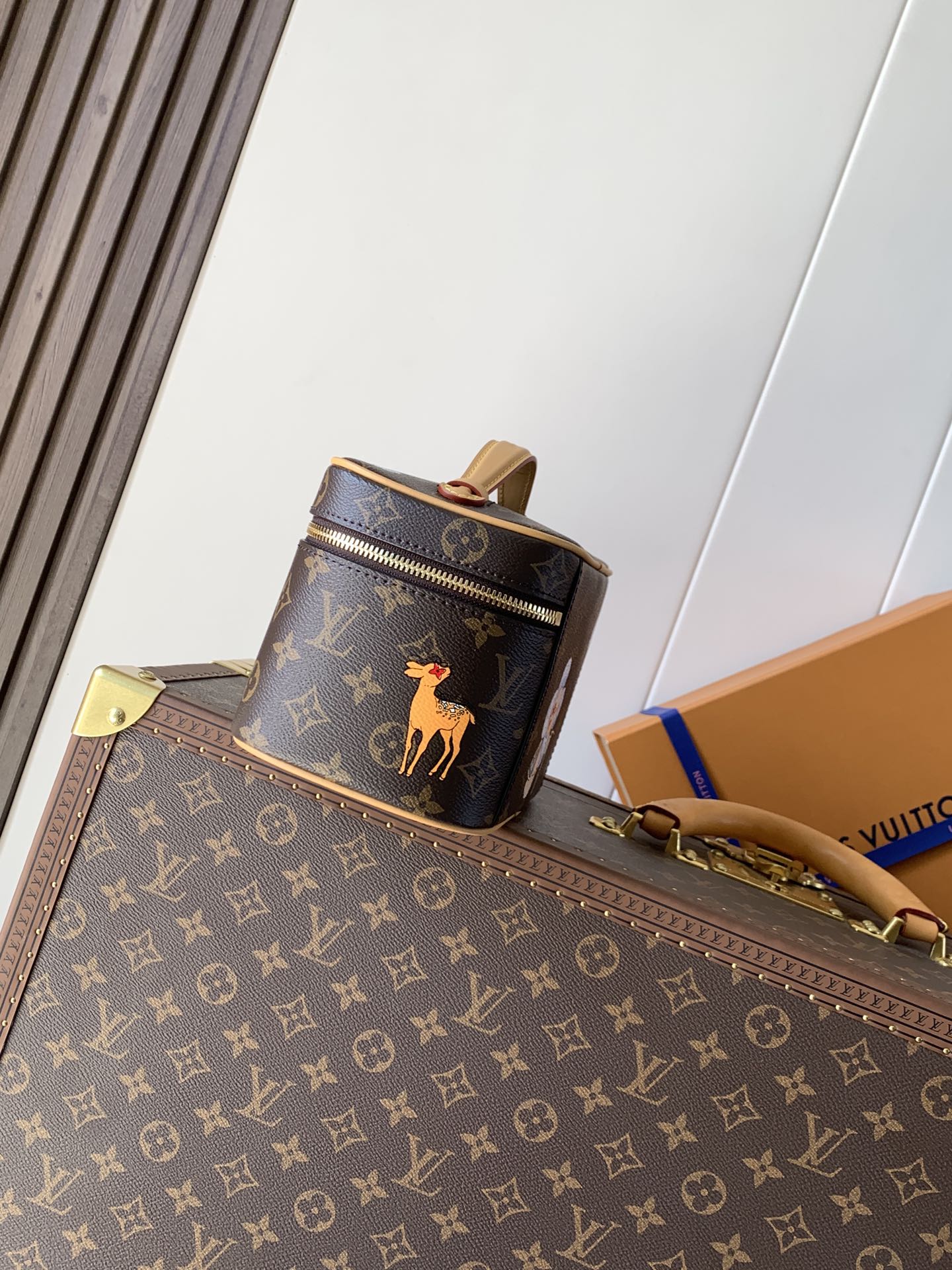 💰380顶级原单，变码芯片M26647
本款 Nice 迷你化妆包以 Monogram 帆布勾勒圆润的箱型轮廓，皮革手柄与双拉链开合再添功能考量。灵动印花描绘品牌吉祥物 Vivienne 的冬季假日之旅，与明丽的可水洗织物内衬相映成趣。

13.5 x 12 x 20 厘米 
(高 x 宽 x 长度)
Monogram 涂层帆布
牛皮革饰边
可水洗织物内衬
金属件
双拉链开合
内贴袋
手柄：单手柄