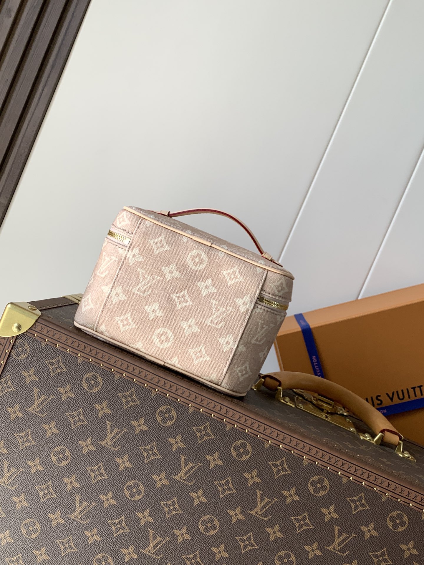 💰380顶级原单，变码芯片M15170
本款 Nice 迷你化妆包出自路易威登与 Grace Coddington 的合作系列，以 Meowgram 帆布演绎 Monogram 图案的谐趣重塑，回望 1900 年代的硬箱灵感。憨态可掬的萌猫造型拉链头道出 Coddington 的爱猫精神，可水洗织物内衬完善细节。

13.5 x 12 x 20 厘米 
(高 x 宽 x 长度)
Meowgram 涂层帆布
牛皮革饰边
可水洗织物内衬
金属件
双拉链开合
萌猫造型拉链头
内贴袋
翻盖下配有拉链袋
手柄：单手柄