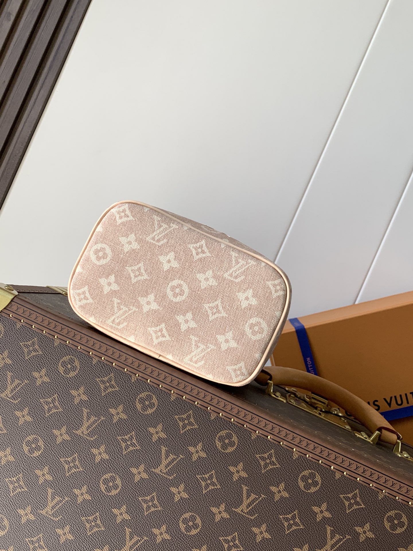 💰380顶级原单，变码芯片M15170
本款 Nice 迷你化妆包出自路易威登与 Grace Coddington 的合作系列，以 Meowgram 帆布演绎 Monogram 图案的谐趣重塑，回望 1900 年代的硬箱灵感。憨态可掬的萌猫造型拉链头道出 Coddington 的爱猫精神，可水洗织物内衬完善细节。

13.5 x 12 x 20 厘米 
(高 x 宽 x 长度)
Meowgram 涂层帆布
牛皮革饰边
可水洗织物内衬
金属件
双拉链开合
萌猫造型拉链头
内贴袋
翻盖下配有拉链袋
手柄：单手柄