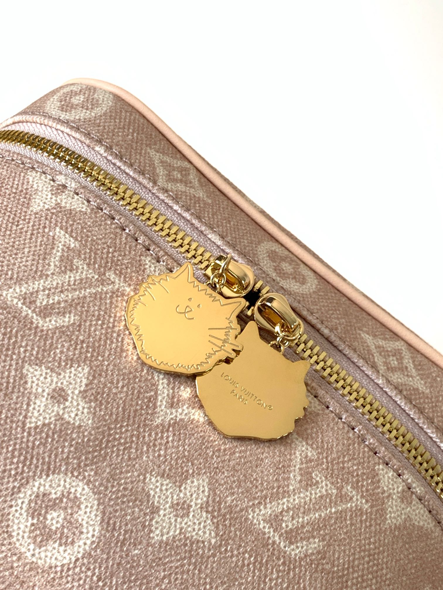 💰380顶级原单，变码芯片M15170
本款 Nice 迷你化妆包出自路易威登与 Grace Coddington 的合作系列，以 Meowgram 帆布演绎 Monogram 图案的谐趣重塑，回望 1900 年代的硬箱灵感。憨态可掬的萌猫造型拉链头道出 Coddington 的爱猫精神，可水洗织物内衬完善细节。

13.5 x 12 x 20 厘米 
(高 x 宽 x 长度)
Meowgram 涂层帆布
牛皮革饰边
可水洗织物内衬
金属件
双拉链开合
萌猫造型拉链头
内贴袋
翻盖下配有拉链袋
手柄：单手柄